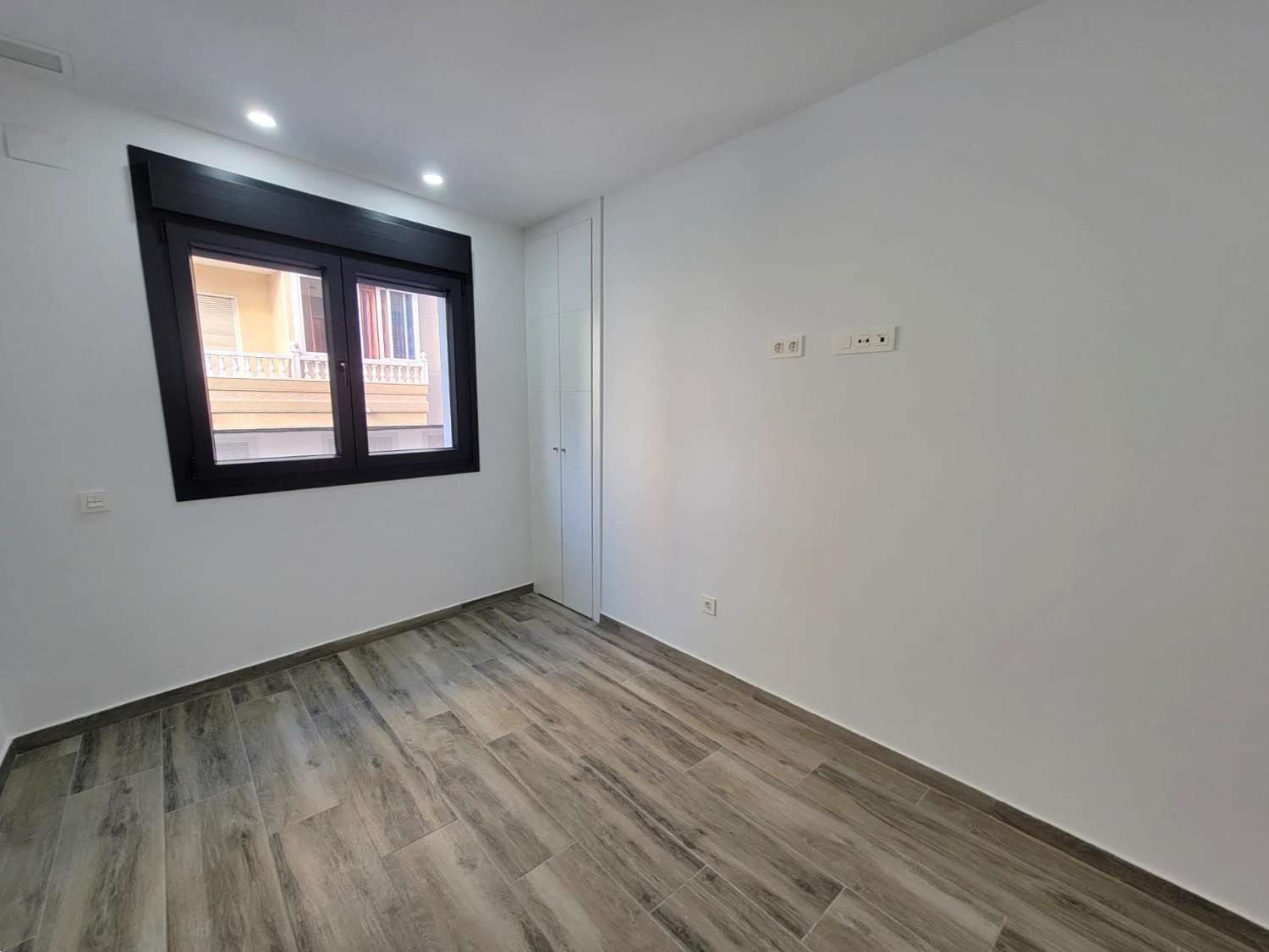 IMPRESIONANTE APARTAMENTO A ESTRENAR CON GRAN TERRAZA Y PISCINA CUBIERTA EN LA MEJOR ZONA DE TORREVIEJA