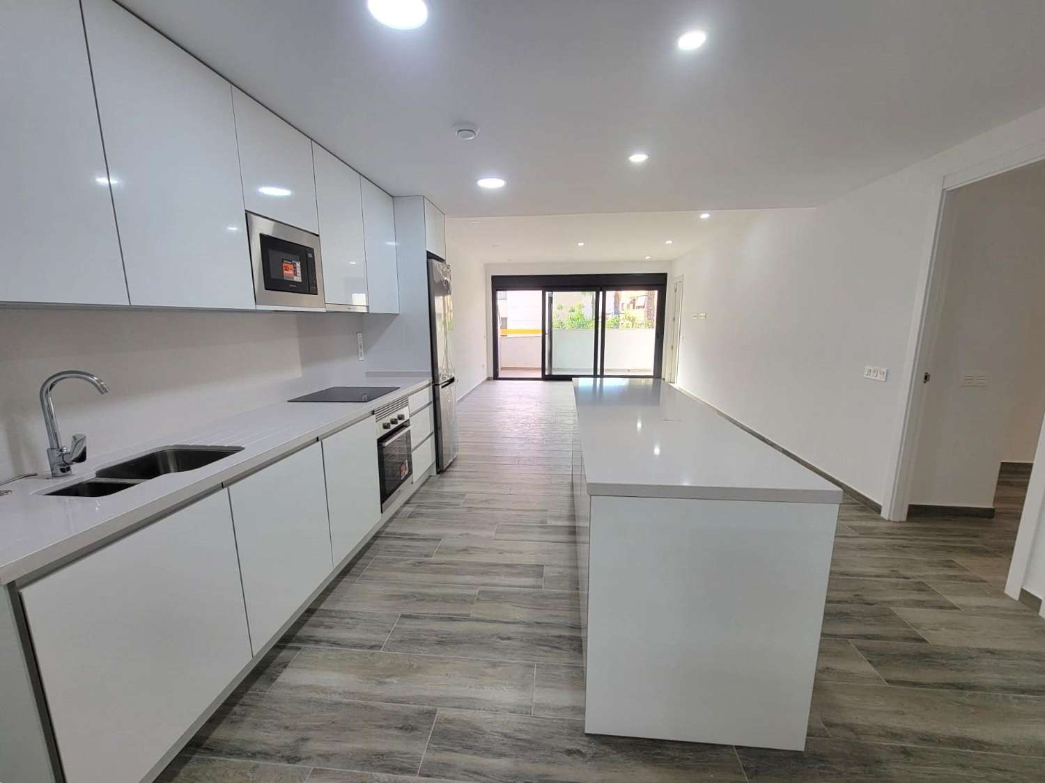 IMPRESIONANTE APARTAMENTO A ESTRENAR CON GRAN TERRAZA Y PISCINA CUBIERTA EN LA MEJOR ZONA DE TORREVIEJA