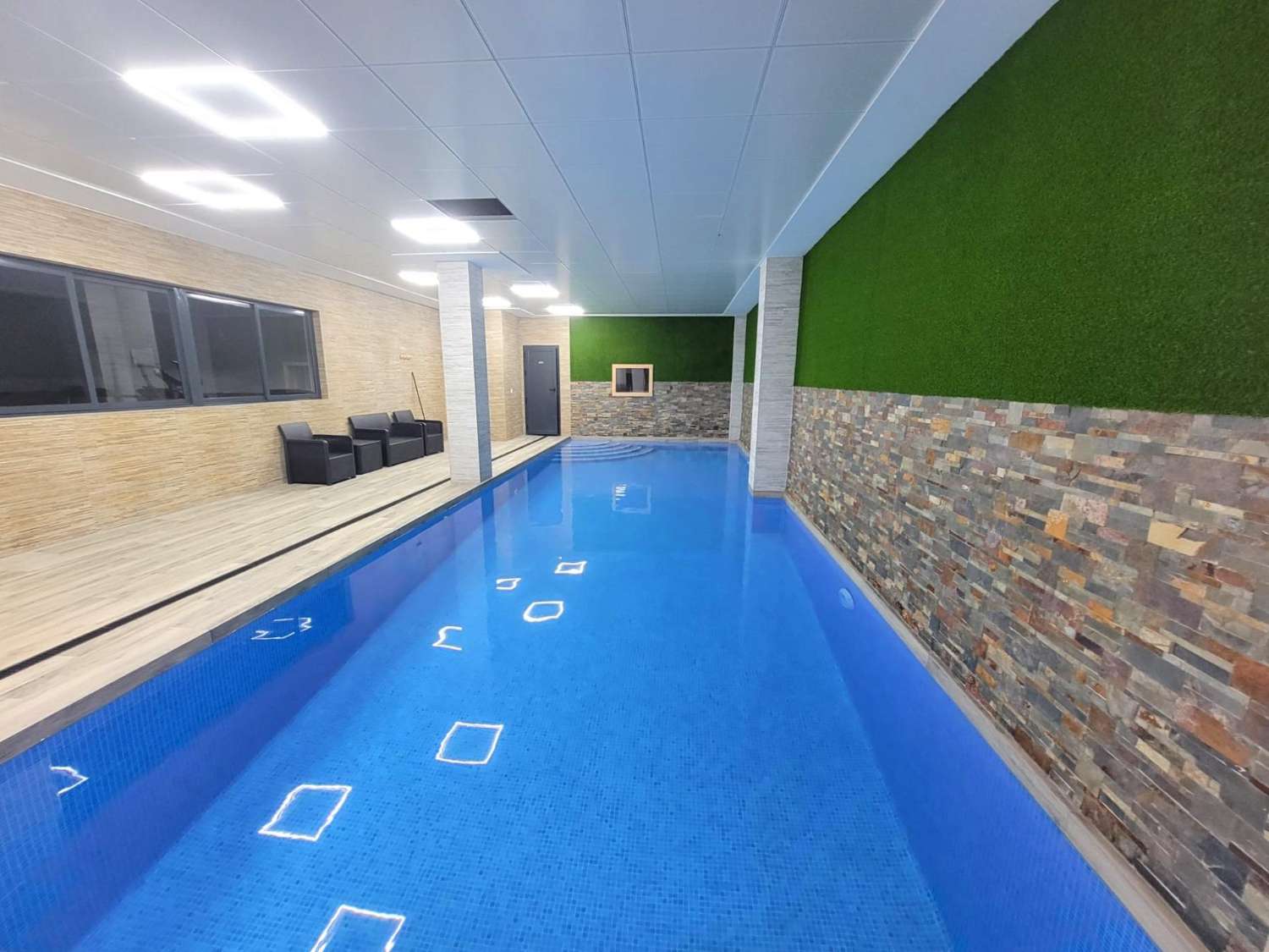 IMPRESIONANTE APARTAMENTO A ESTRENAR CON GRAN TERRAZA Y PISCINA CUBIERTA EN LA MEJOR ZONA DE TORREVIEJA