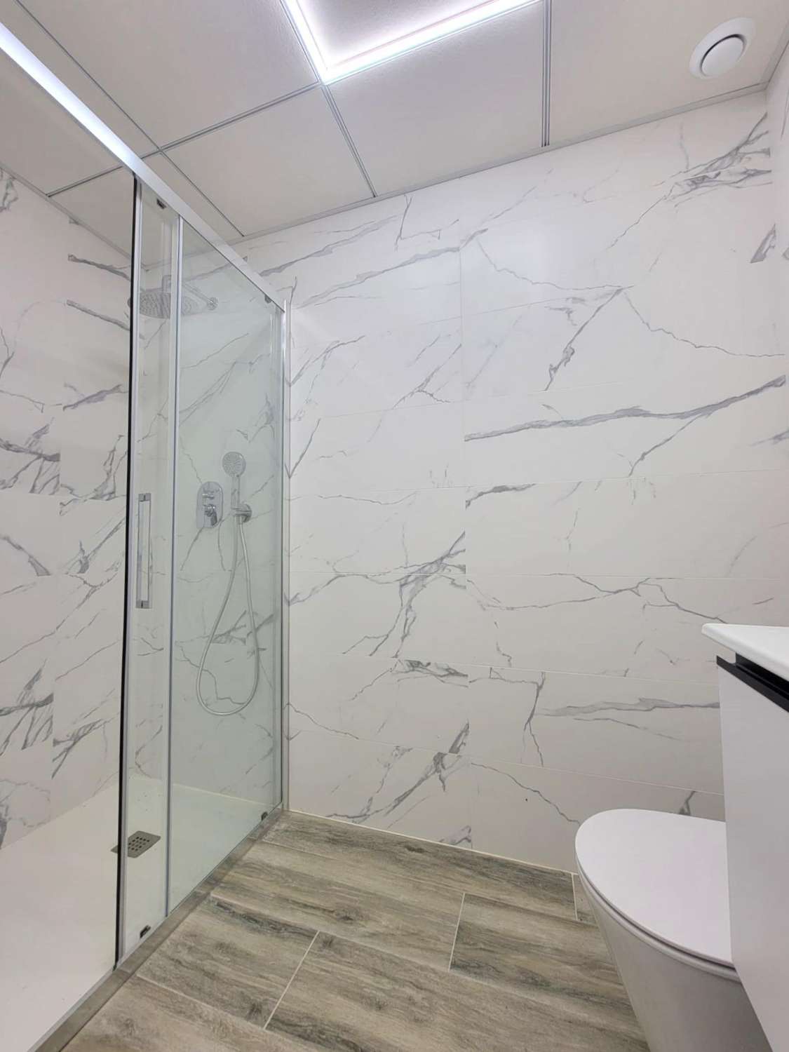 IMPRESIONANTE APARTAMENTO A ESTRENAR CON GRAN TERRAZA Y PISCINA CUBIERTA EN LA MEJOR ZONA DE TORREVIEJA