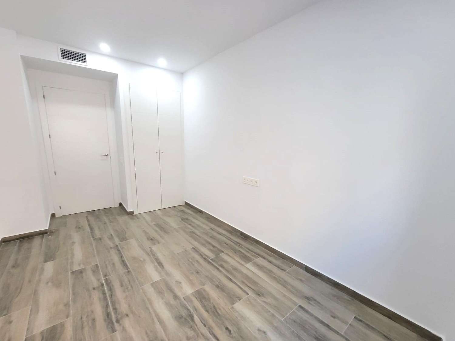 IMPRESIONANTE APARTAMENTO A ESTRENAR CON GRAN TERRAZA Y PISCINA CUBIERTA EN LA MEJOR ZONA DE TORREVIEJA