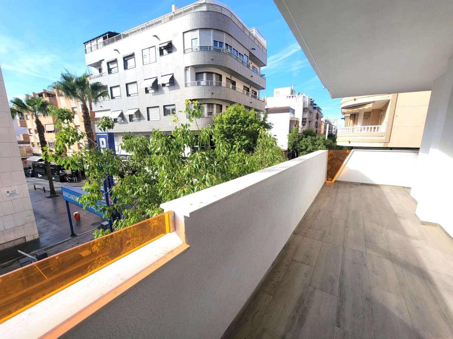 IMPRESIONANTE APARTAMENTO A ESTRENAR CON GRAN TERRAZA Y PISCINA CUBIERTA EN LA MEJOR ZONA DE TORREVIEJA