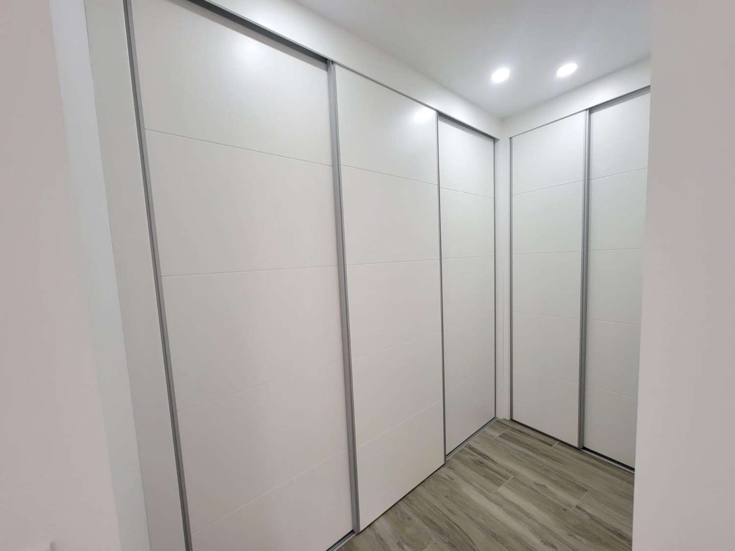 IMPRESIONANTE APARTAMENTO A ESTRENAR CON GRAN TERRAZA Y PISCINA CUBIERTA EN LA MEJOR ZONA DE TORREVIEJA