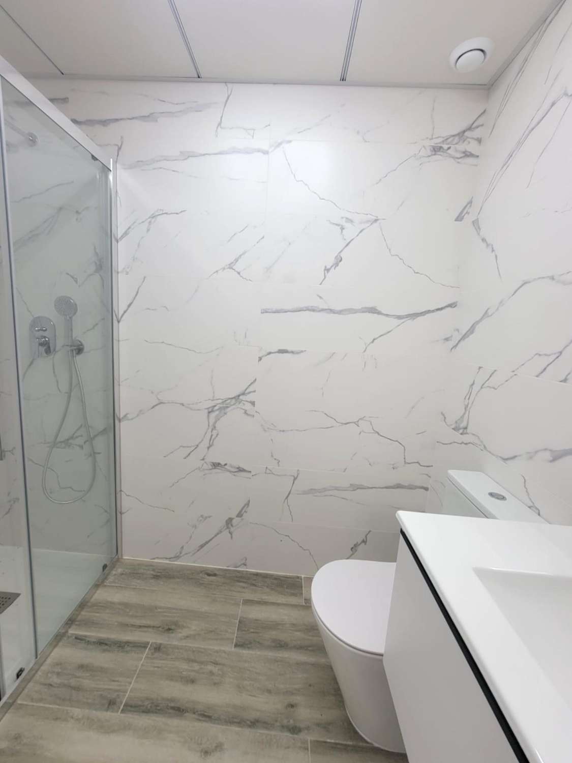 IMPRESIONANTE APARTAMENTO A ESTRENAR CON GRAN TERRAZA Y PISCINA CUBIERTA EN LA MEJOR ZONA DE TORREVIEJA