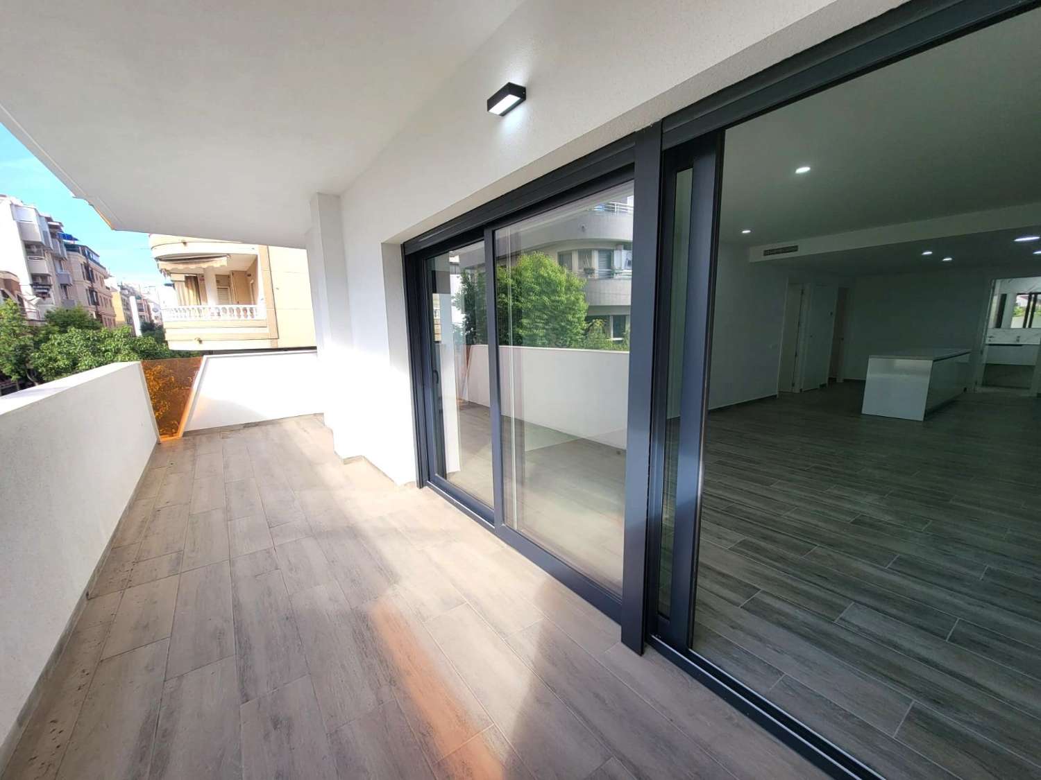 IMPRESIONANTE APARTAMENTO A ESTRENAR CON GRAN TERRAZA Y PISCINA CUBIERTA EN LA MEJOR ZONA DE TORREVIEJA