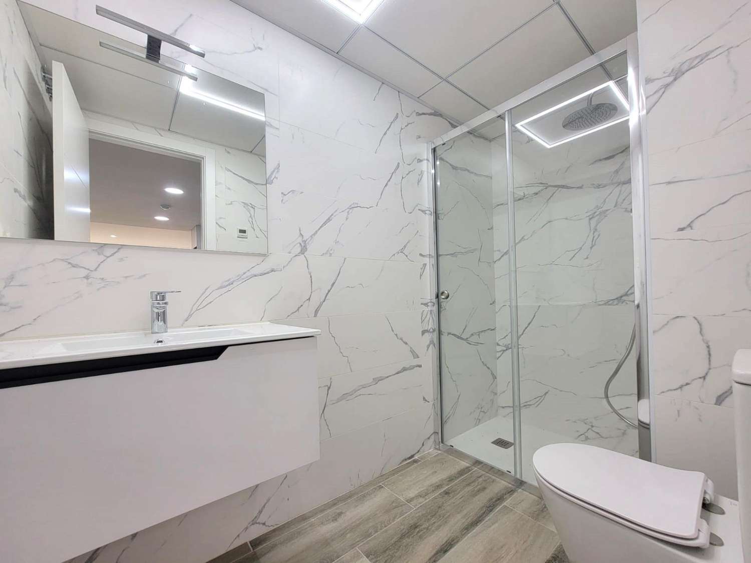 IMPRESIONANTE APARTAMENTO A ESTRENAR CON GRAN TERRAZA Y PISCINA CUBIERTA EN LA MEJOR ZONA DE TORREVIEJA