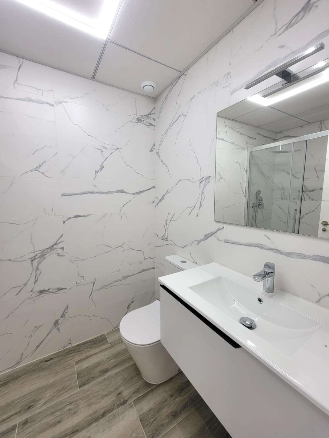 IMPRESIONANTE APARTAMENTO A ESTRENAR CON GRAN TERRAZA Y PISCINA CUBIERTA EN LA MEJOR ZONA DE TORREVIEJA