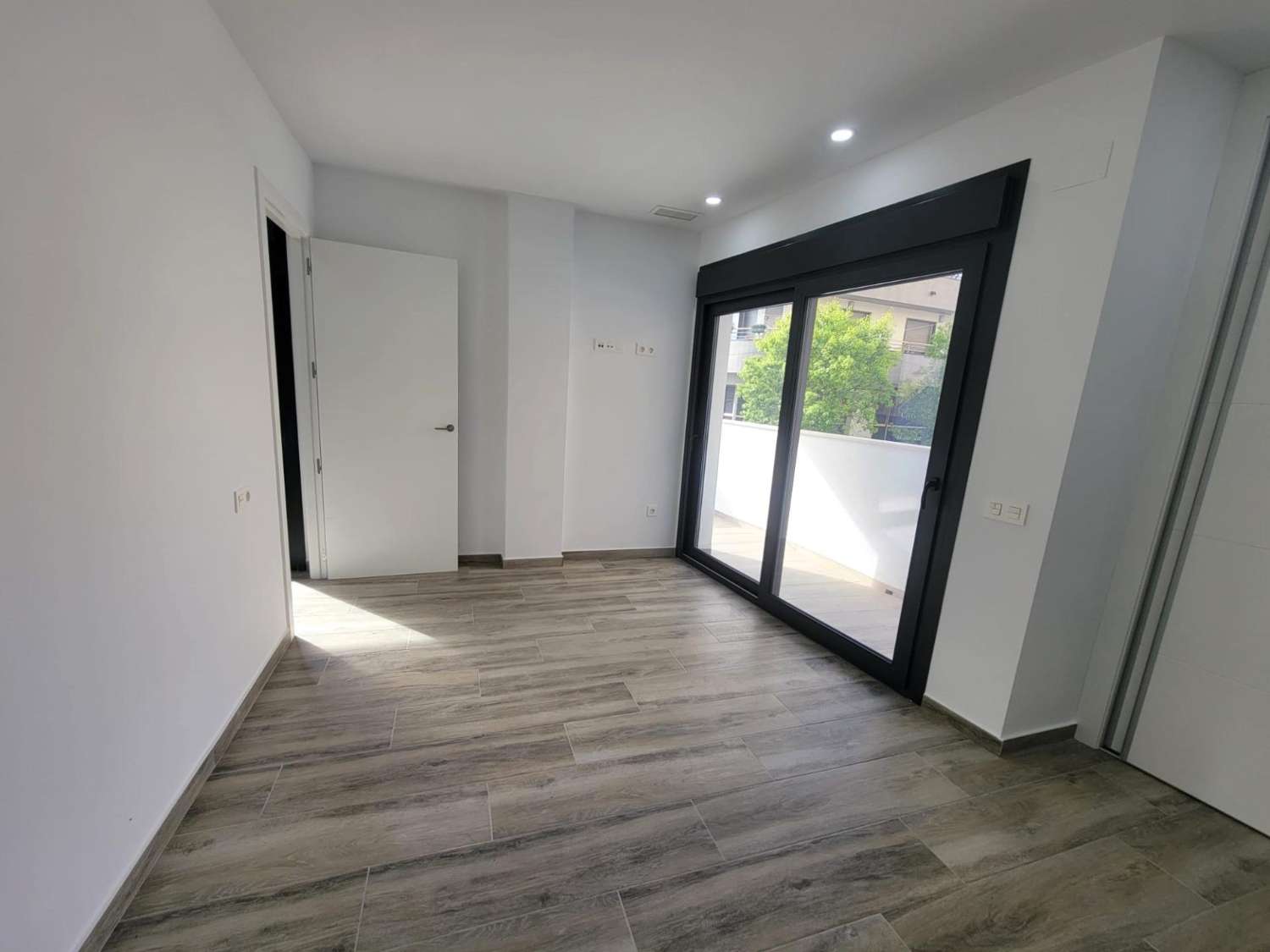 IMPRESIONANTE APARTAMENTO A ESTRENAR CON GRAN TERRAZA Y PISCINA CUBIERTA EN LA MEJOR ZONA DE TORREVIEJA