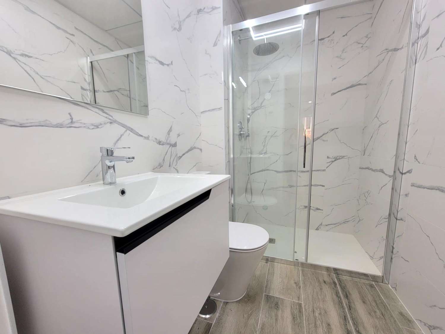 IMPRESIONANTE APARTAMENTO A ESTRENAR CON GRAN TERRAZA Y PISCINA CUBIERTA EN LA MEJOR ZONA DE TORREVIEJA