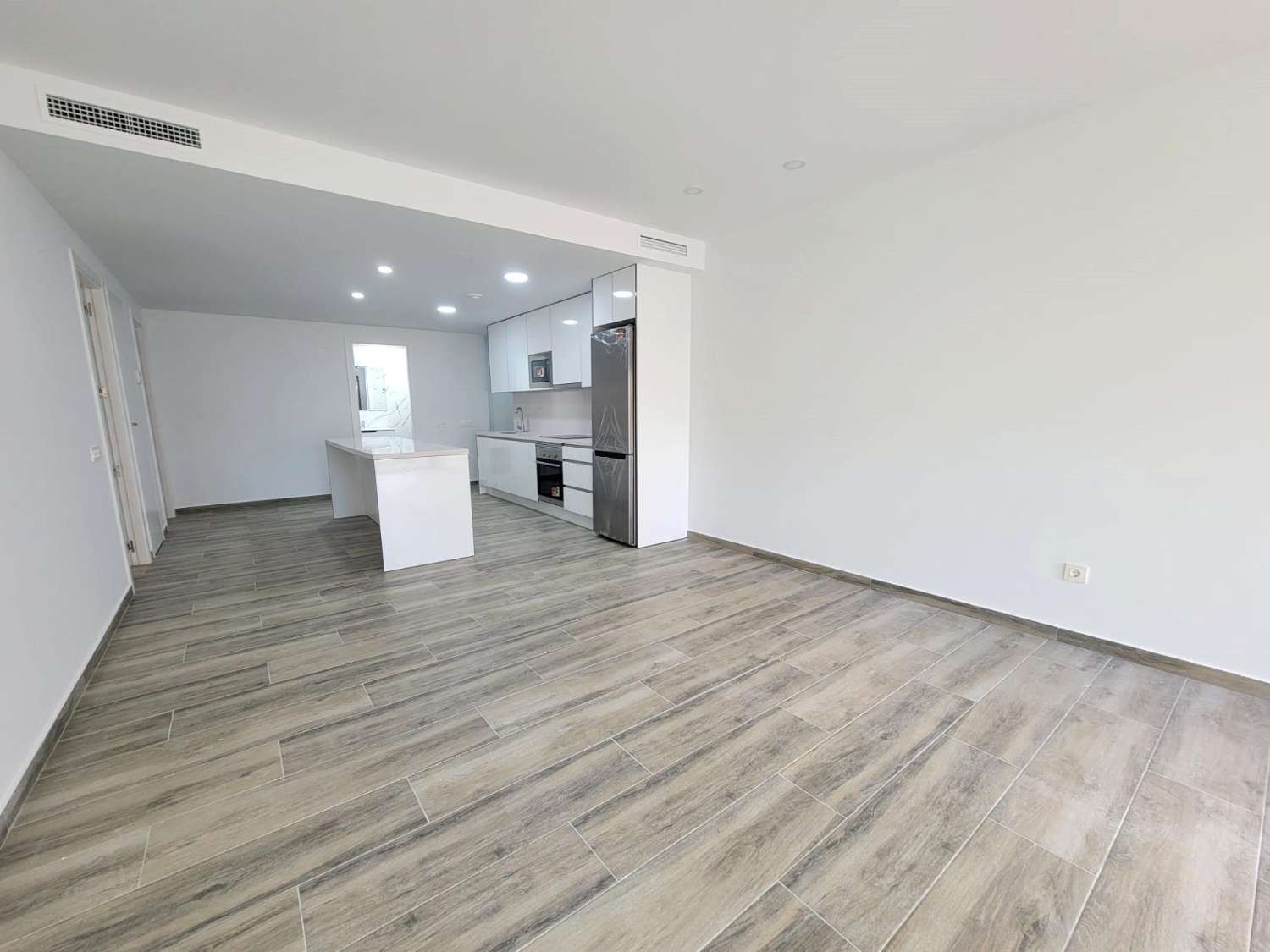 IMPRESIONANTE APARTAMENTO A ESTRENAR CON GRAN TERRAZA Y PISCINA CUBIERTA EN LA MEJOR ZONA DE TORREVIEJA