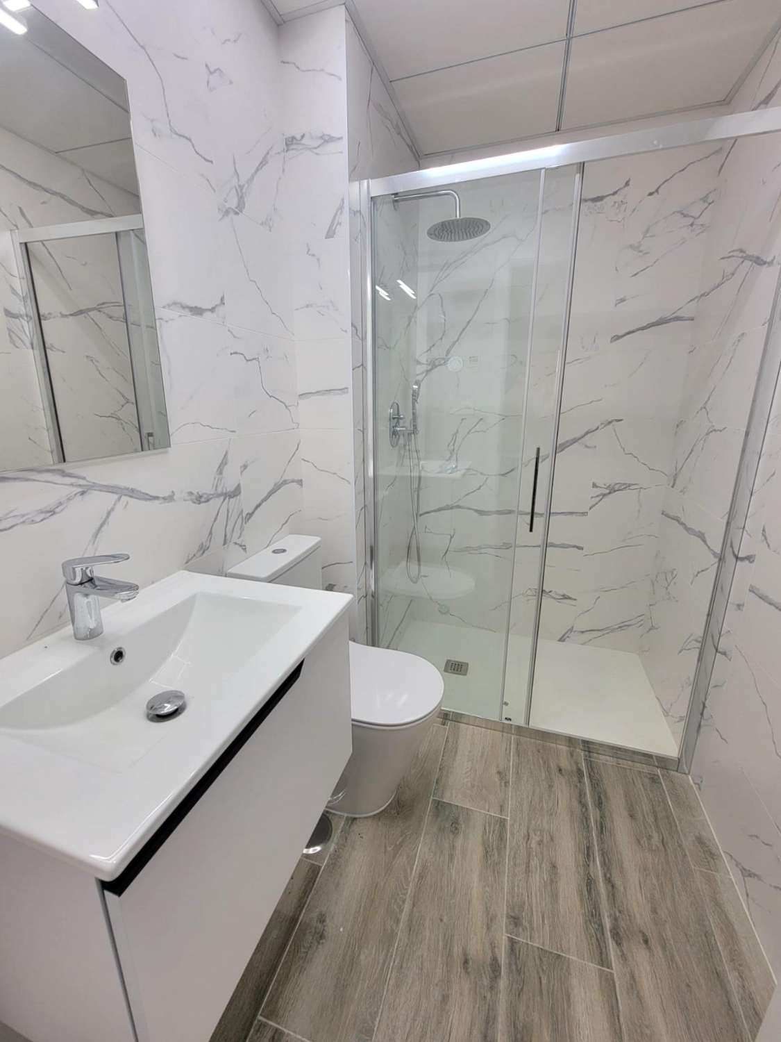 IMPRESIONANTE APARTAMENTO A ESTRENAR CON GRAN TERRAZA Y PISCINA CUBIERTA EN LA MEJOR ZONA DE TORREVIEJA