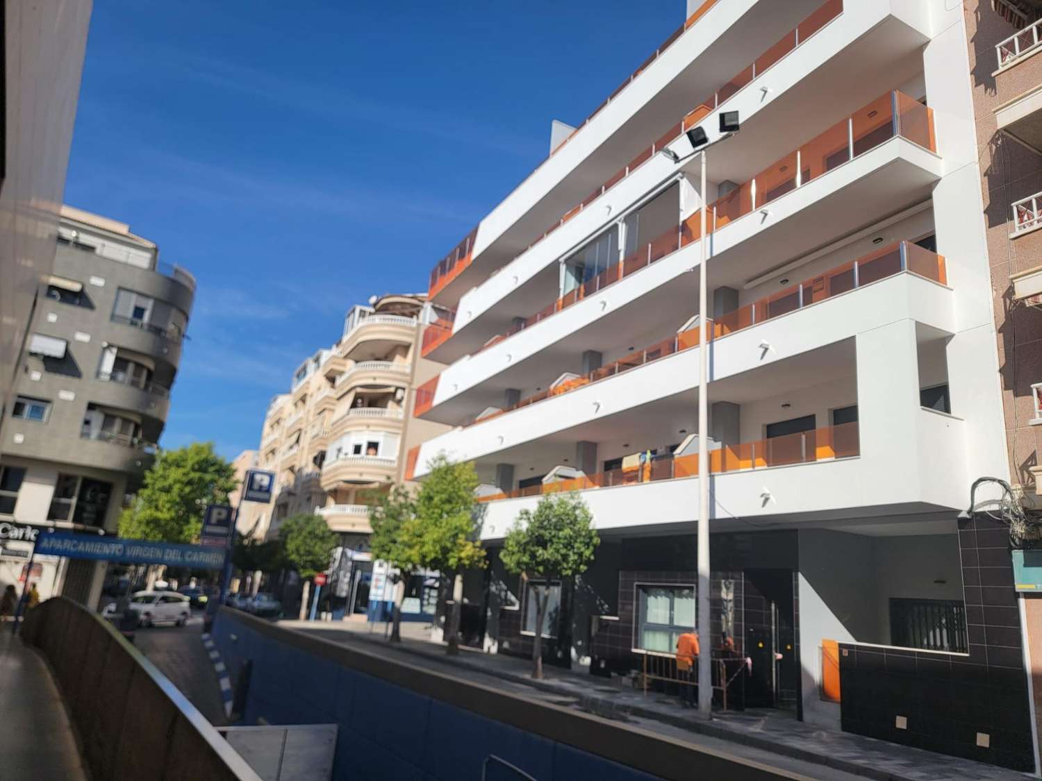 IMPRESIONANTE APARTAMENTO A ESTRENAR CON GRAN TERRAZA Y PISCINA CUBIERTA EN LA MEJOR ZONA DE TORREVIEJA