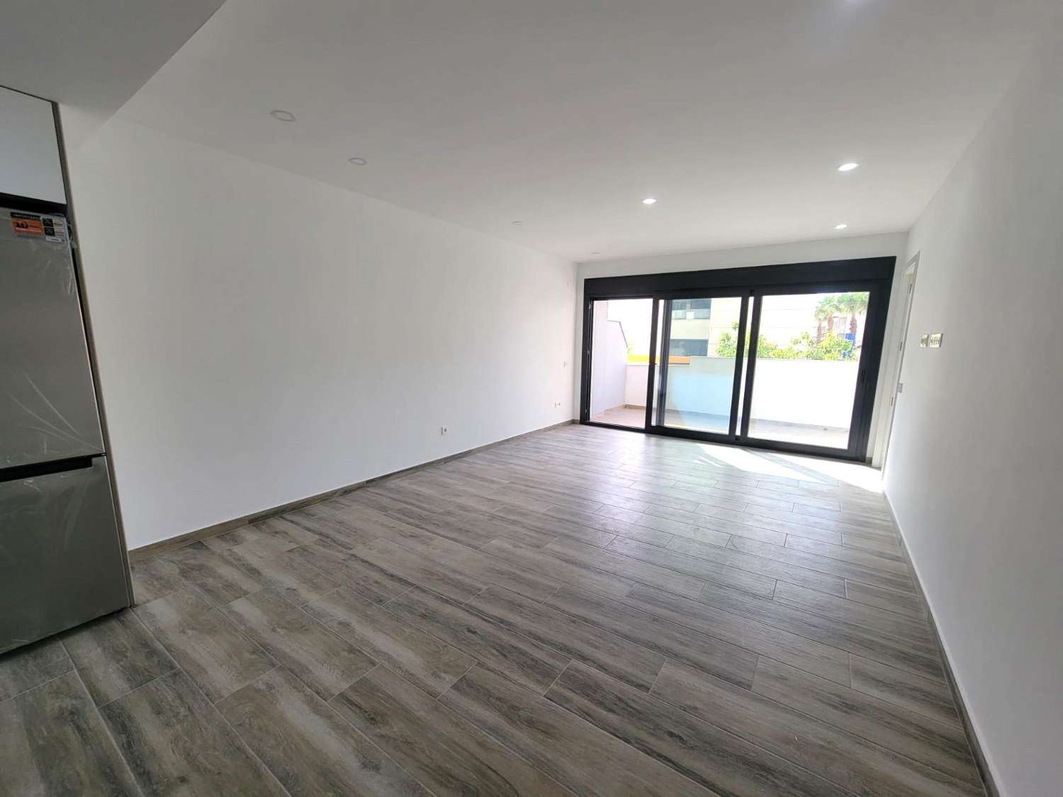 IMPRESIONANTE APARTAMENTO A ESTRENAR CON GRAN TERRAZA Y PISCINA CUBIERTA EN LA MEJOR ZONA DE TORREVIEJA