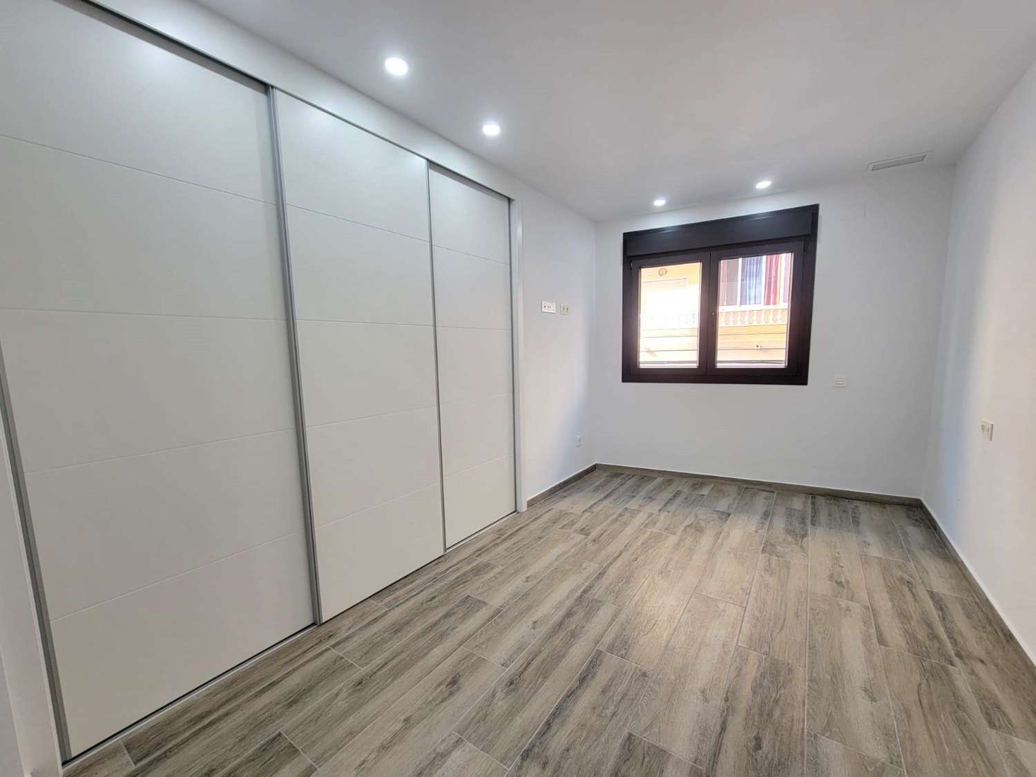 IMPRESIONANTE APARTAMENTO A ESTRENAR CON GRAN TERRAZA Y PISCINA CUBIERTA EN LA MEJOR ZONA DE TORREVIEJA