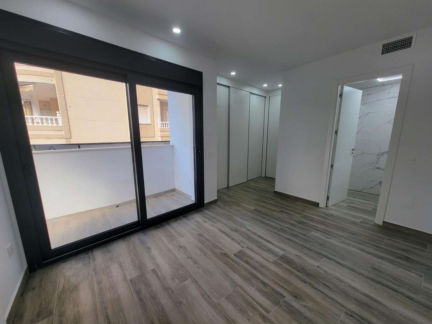 IMPRESIONANTE APARTAMENTO A ESTRENAR CON GRAN TERRAZA Y PISCINA CUBIERTA EN LA MEJOR ZONA DE TORREVIEJA