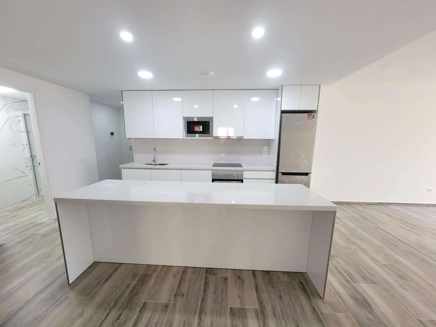 IMPRESIONANTE APARTAMENTO A ESTRENAR CON GRAN TERRAZA Y PISCINA CUBIERTA EN LA MEJOR ZONA DE TORREVIEJA