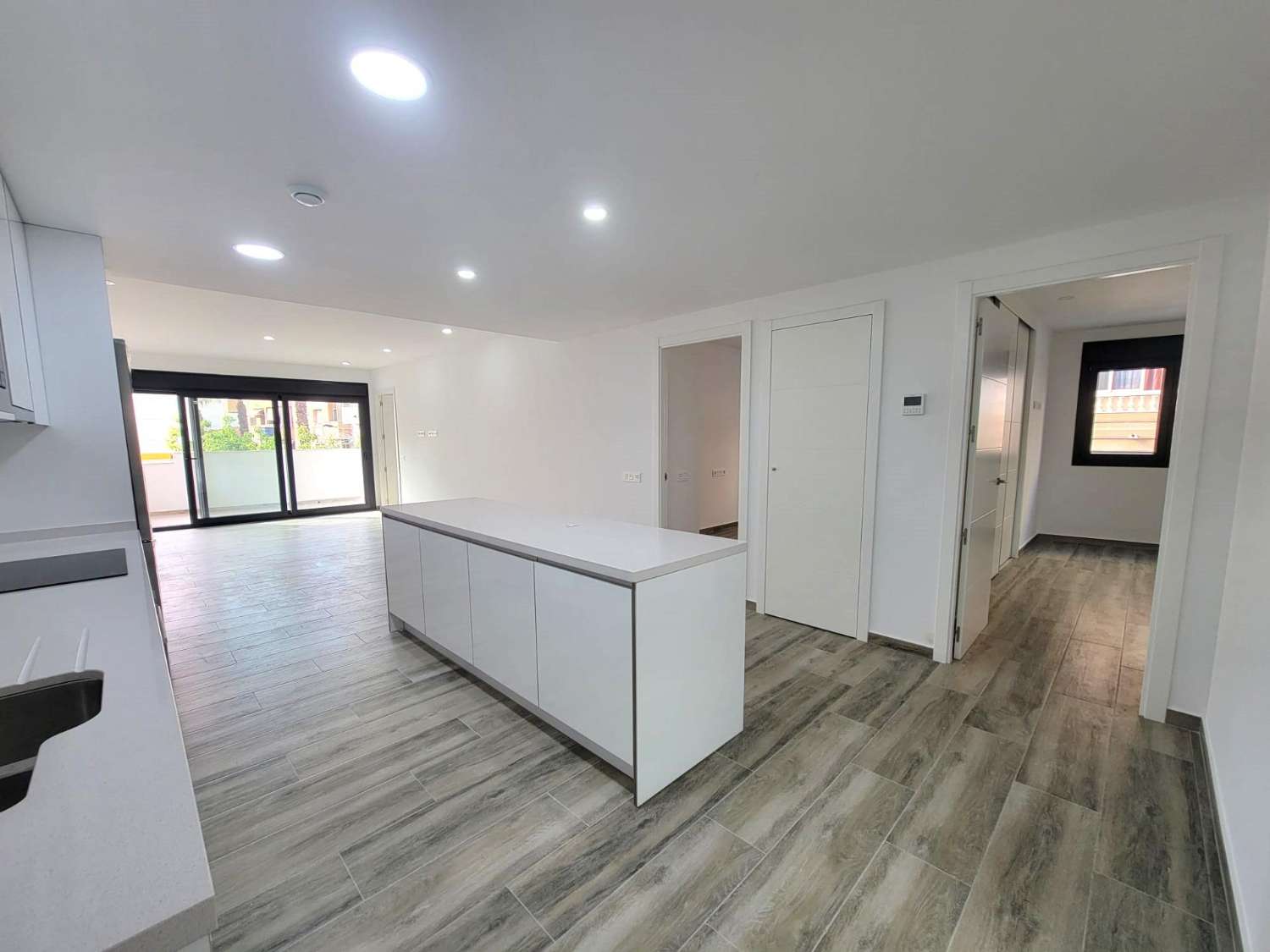 IMPRESIONANTE APARTAMENTO A ESTRENAR CON GRAN TERRAZA Y PISCINA CUBIERTA EN LA MEJOR ZONA DE TORREVIEJA