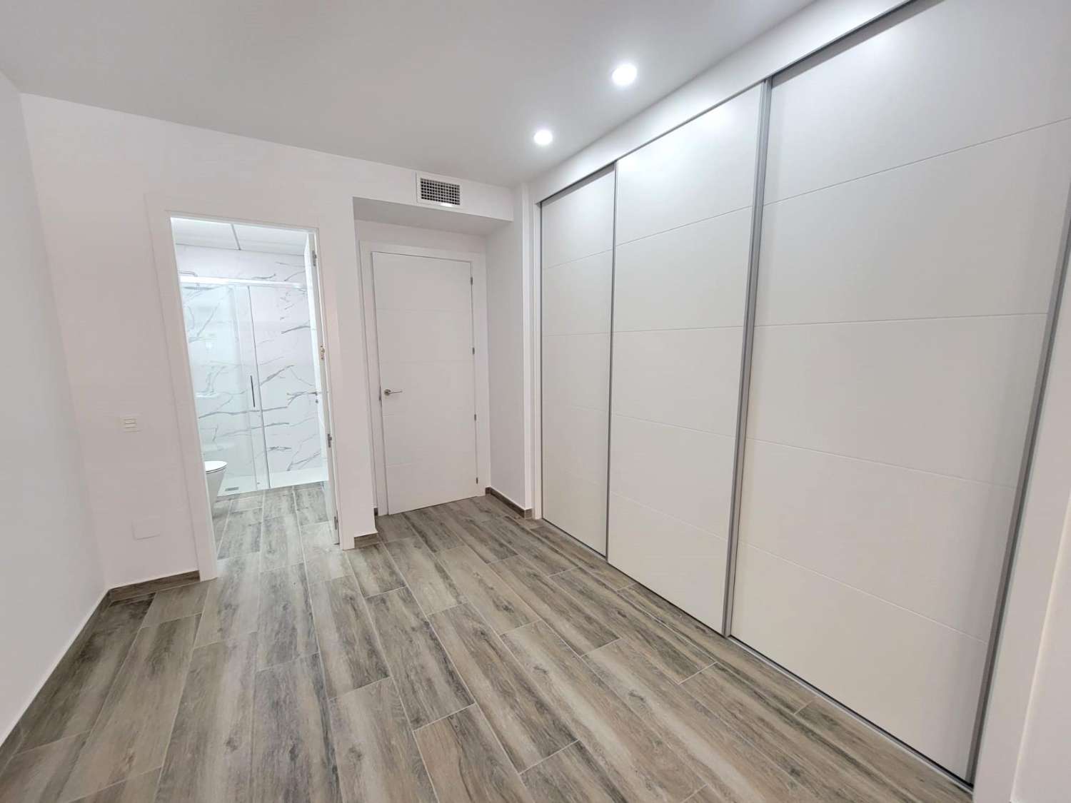 IMPRESIONANTE APARTAMENTO A ESTRENAR CON GRAN TERRAZA Y PISCINA CUBIERTA EN LA MEJOR ZONA DE TORREVIEJA