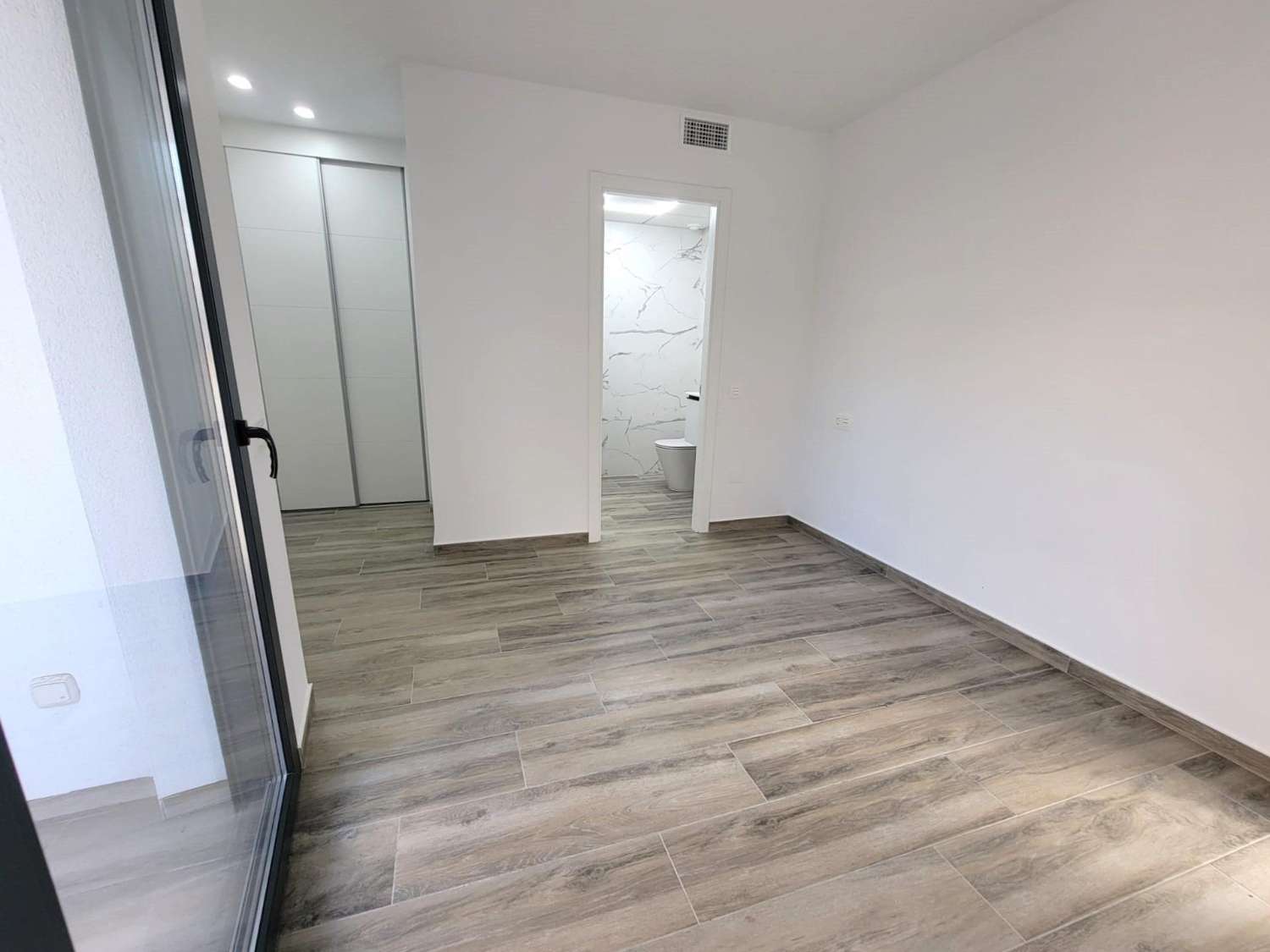 IMPRESIONANTE APARTAMENTO A ESTRENAR CON GRAN TERRAZA Y PISCINA CUBIERTA EN LA MEJOR ZONA DE TORREVIEJA