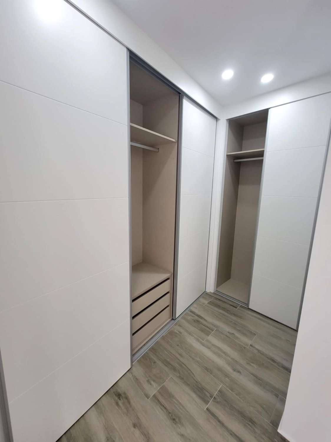 IMPRESIONANTE APARTAMENTO A ESTRENAR CON GRAN TERRAZA Y PISCINA CUBIERTA EN LA MEJOR ZONA DE TORREVIEJA