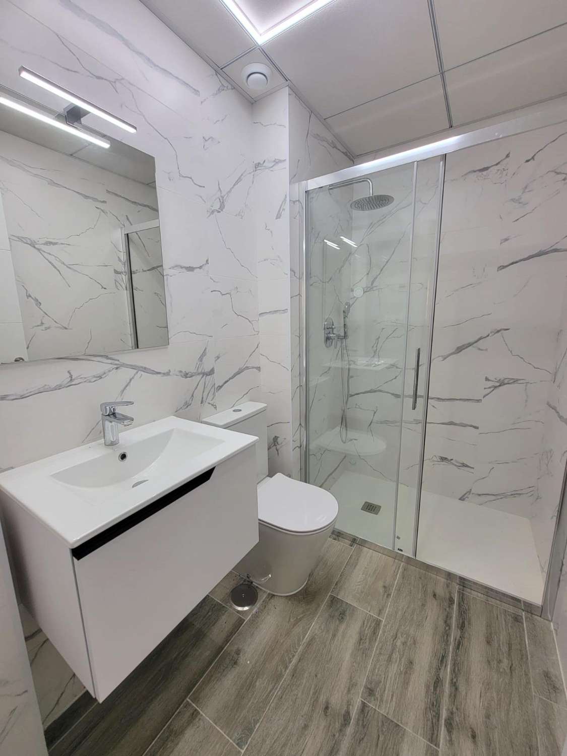 IMPRESIONANTE APARTAMENTO A ESTRENAR CON GRAN TERRAZA Y PISCINA CUBIERTA EN LA MEJOR ZONA DE TORREVIEJA