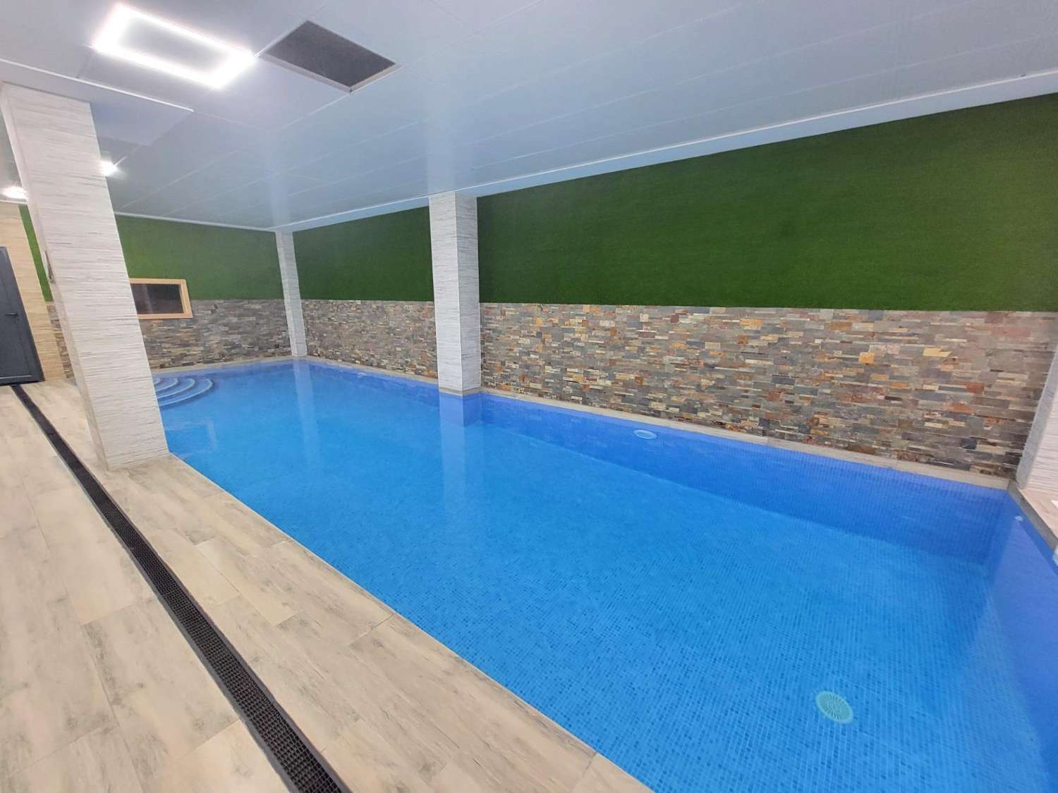 IMPRESIONANTE APARTAMENTO A ESTRENAR CON GRAN TERRAZA Y PISCINA CUBIERTA EN LA MEJOR ZONA DE TORREVIEJA