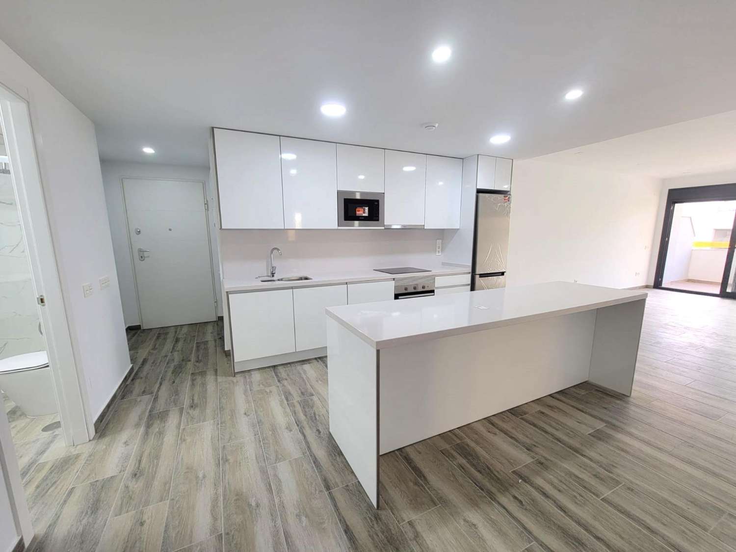 IMPRESIONANTE APARTAMENTO A ESTRENAR CON GRAN TERRAZA Y PISCINA CUBIERTA EN LA MEJOR ZONA DE TORREVIEJA