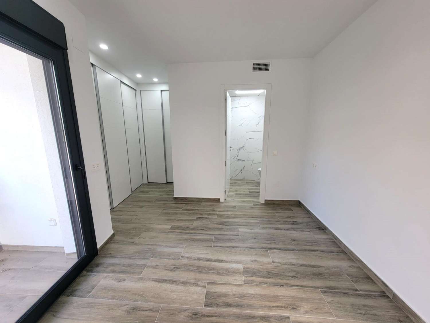 IMPRESIONANTE APARTAMENTO A ESTRENAR CON GRAN TERRAZA Y PISCINA CUBIERTA EN LA MEJOR ZONA DE TORREVIEJA