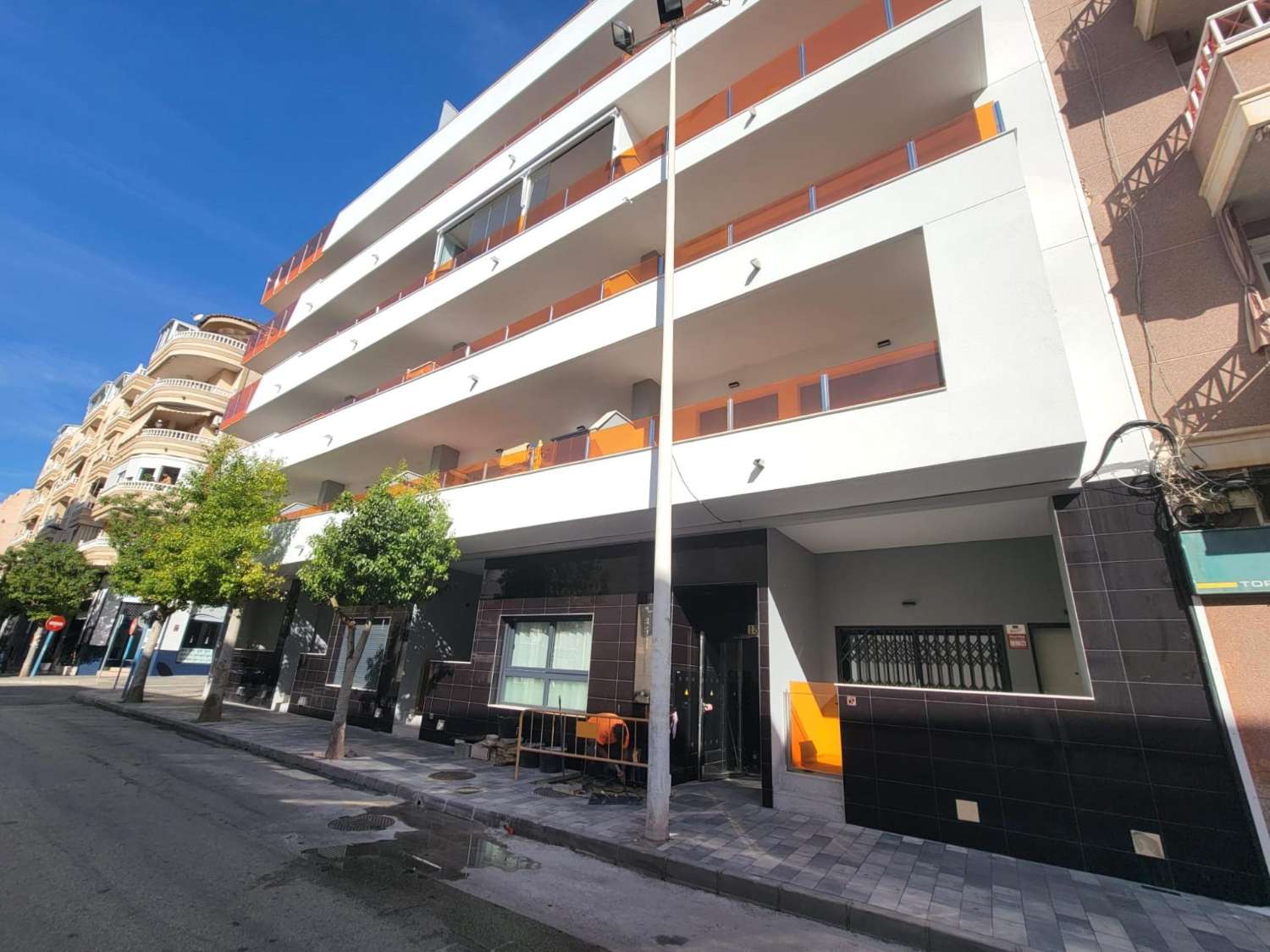 IMPRESIONANTE APARTAMENTO A ESTRENAR CON GRAN TERRAZA Y PISCINA CUBIERTA EN LA MEJOR ZONA DE TORREVIEJA