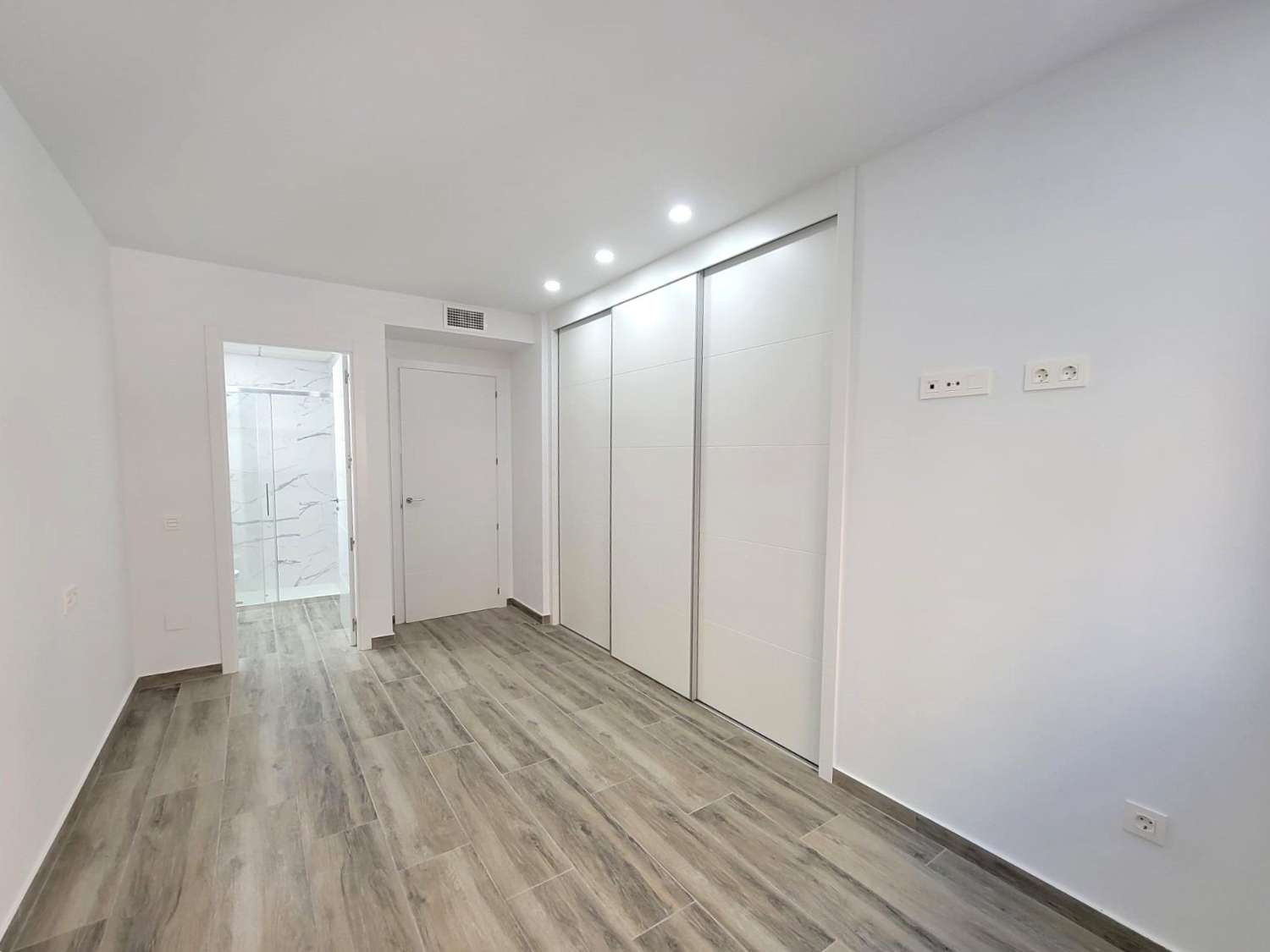 IMPRESIONANTE APARTAMENTO A ESTRENAR CON GRAN TERRAZA Y PISCINA CUBIERTA EN LA MEJOR ZONA DE TORREVIEJA