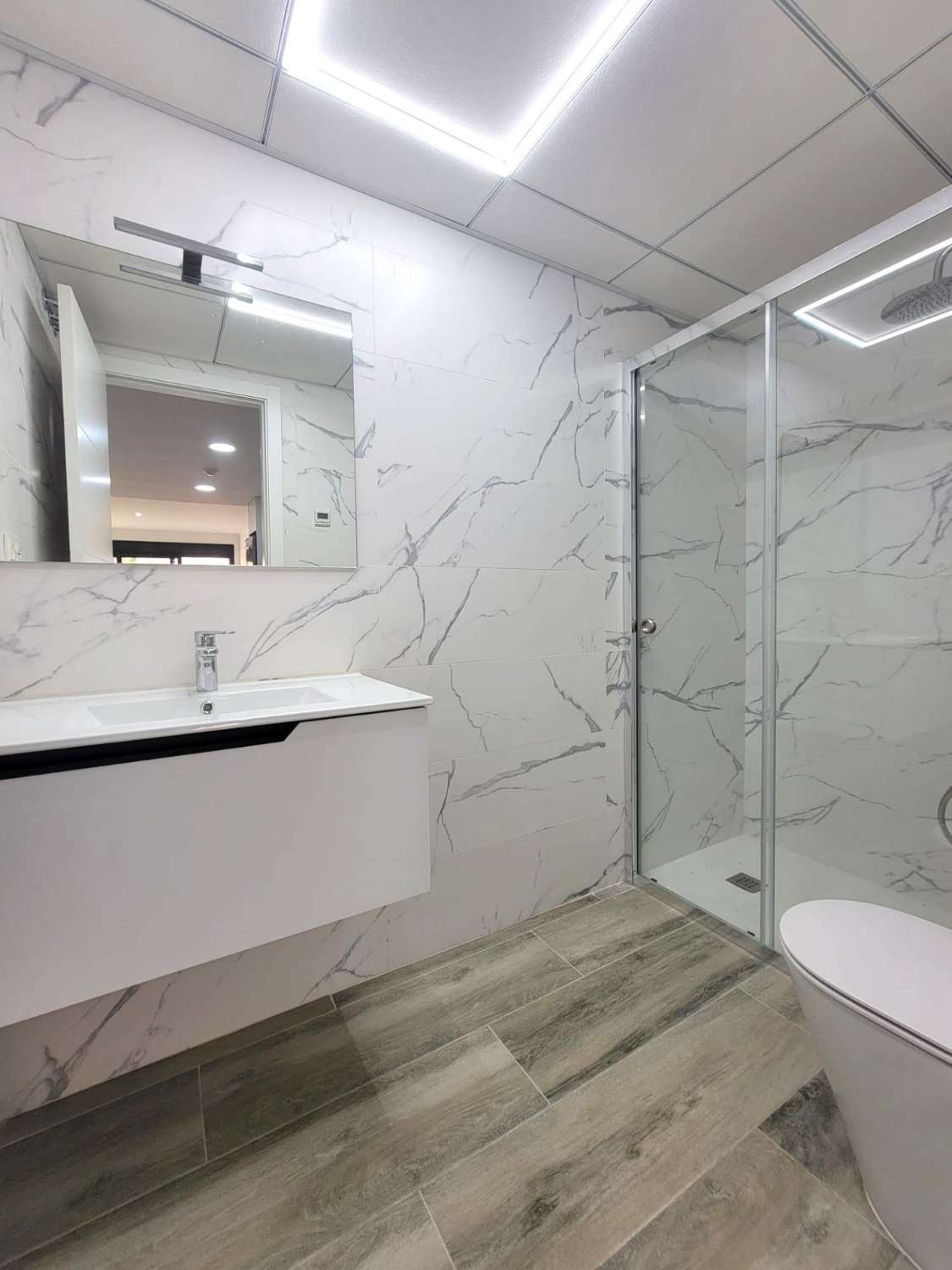 IMPRESIONANTE APARTAMENTO A ESTRENAR CON GRAN TERRAZA Y PISCINA CUBIERTA EN LA MEJOR ZONA DE TORREVIEJA