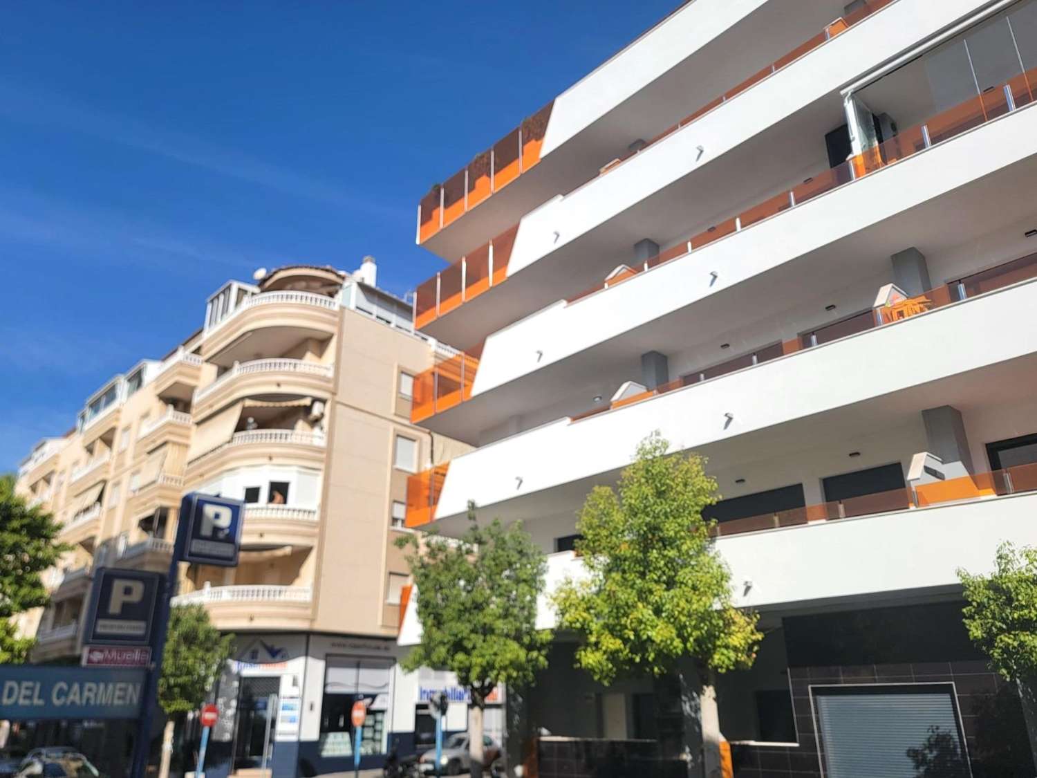 IMPRESIONANTE APARTAMENTO A ESTRENAR CON GRAN TERRAZA Y PISCINA CUBIERTA EN LA MEJOR ZONA DE TORREVIEJA
