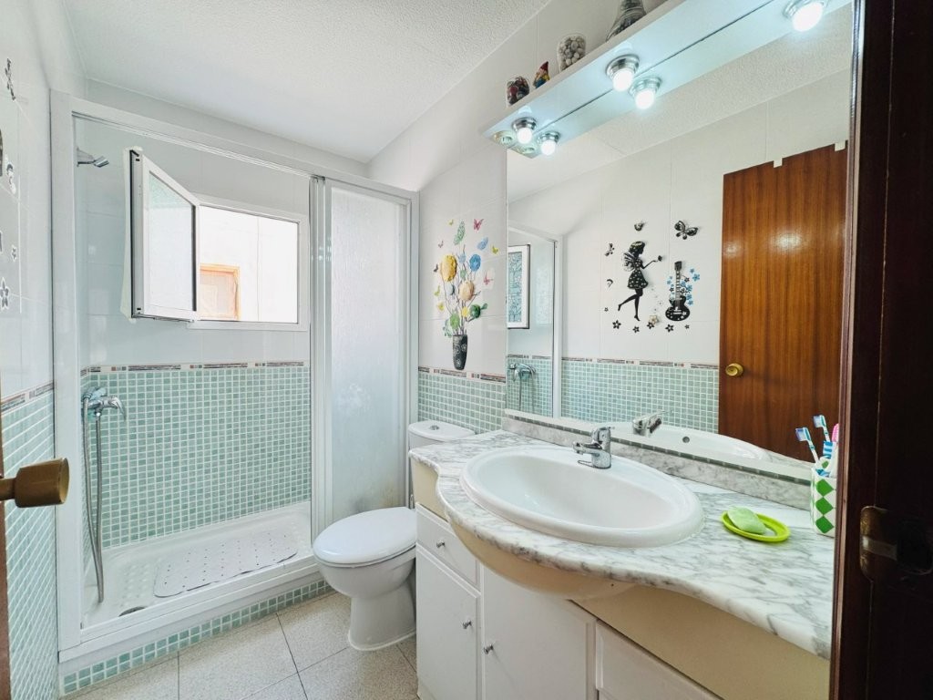 迷人的翻新顶层公寓，带大露台，朝南，位于拉马塔