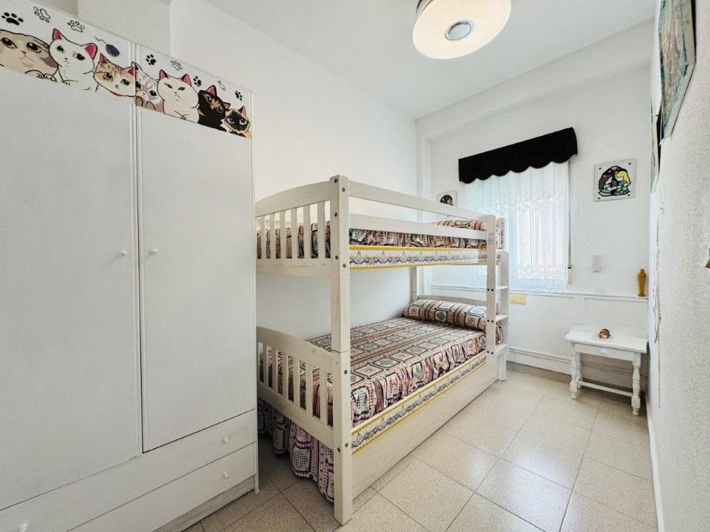 迷人的翻新顶层公寓，带大露台，朝南，位于拉马塔