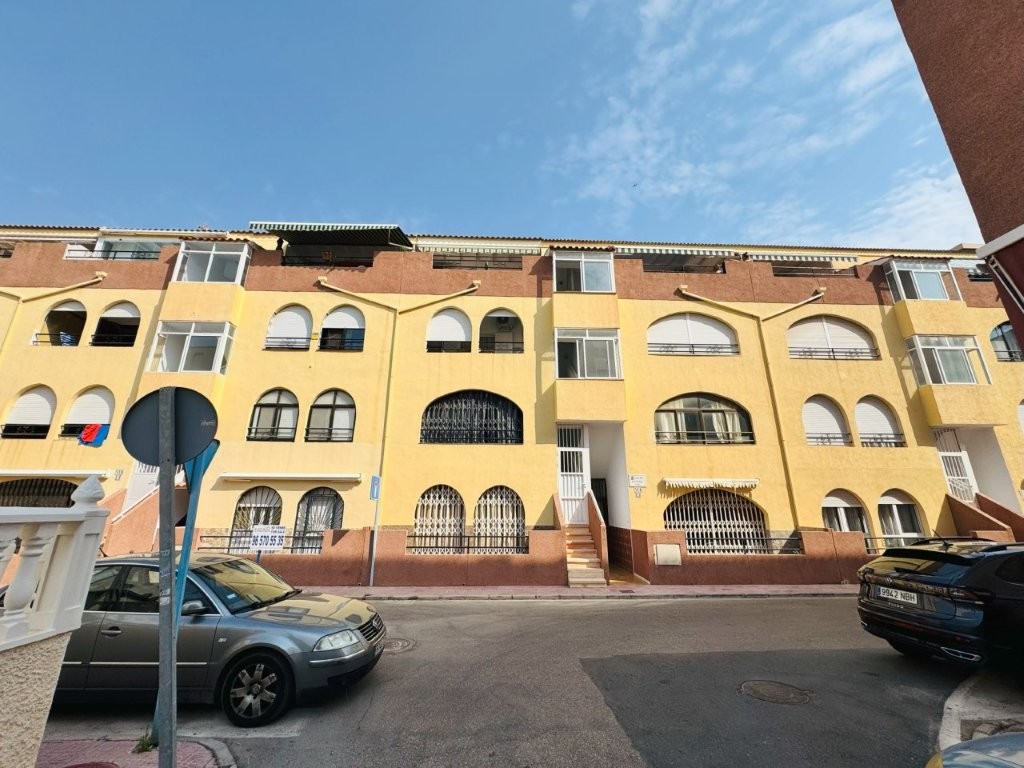 迷人的翻新顶层公寓，带大露台，朝南，位于拉马塔