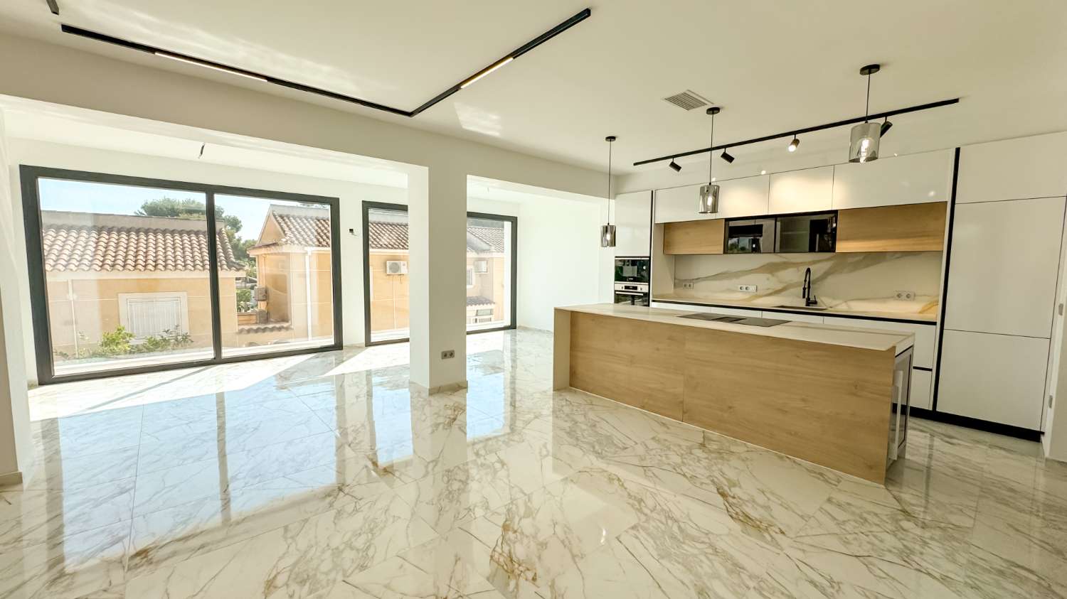 城市化洛斯阳台的现代宽敞别墅 – 托雷维耶哈