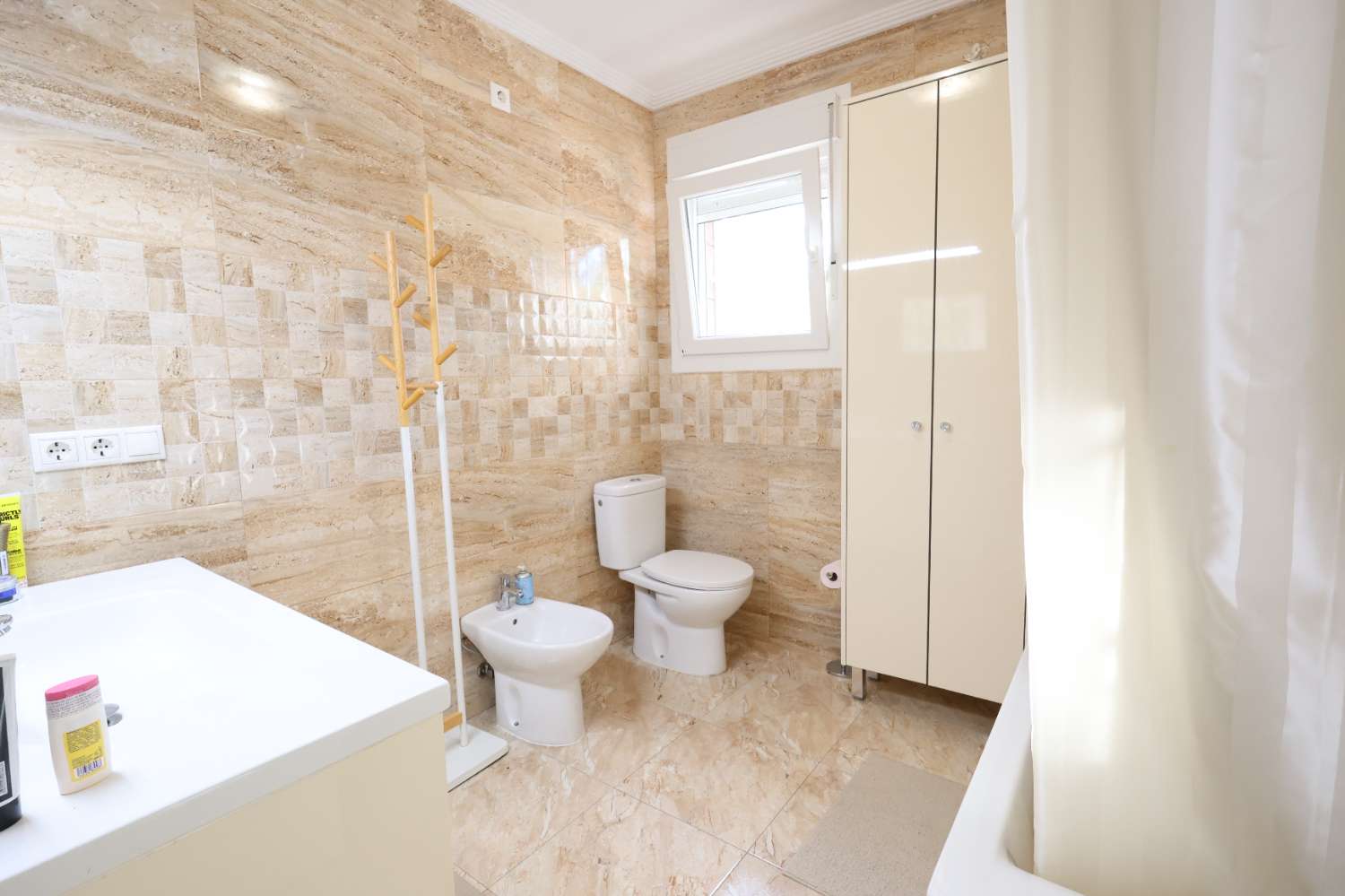 LOS BALCONES – CHALET INDEPENDIENTE DE ENSUEÑO EN ESQUINA FRENTE A PARQUE