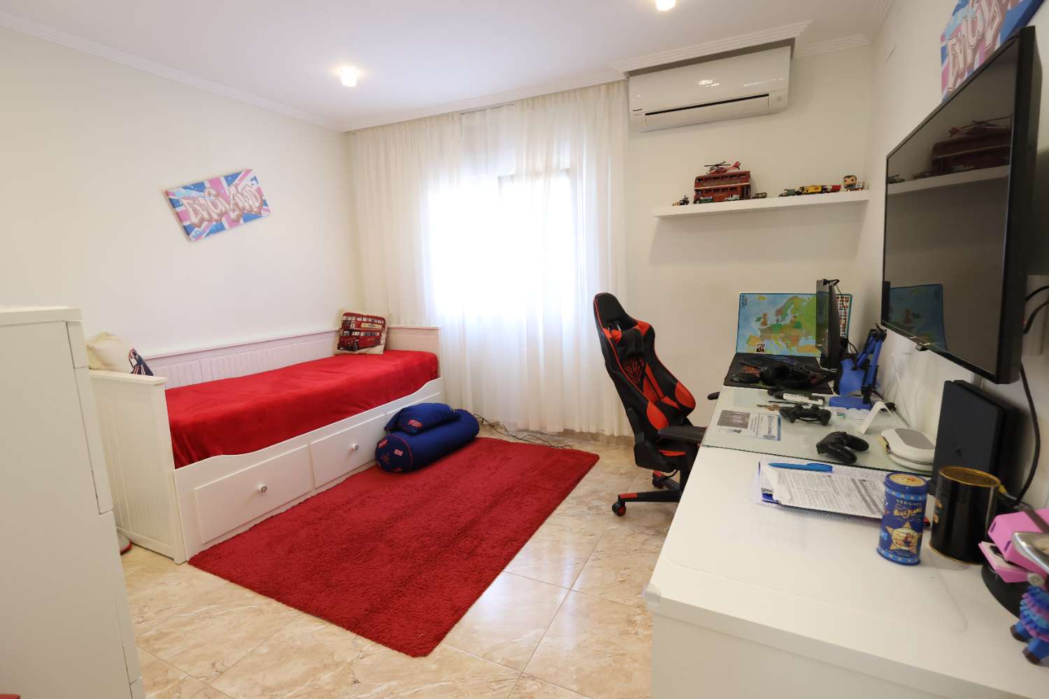 LOS BALCONES – CHALET INDEPENDIENTE DE ENSUEÑO EN ESQUINA FRENTE A PARQUE