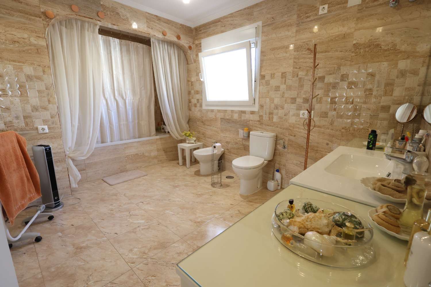 LOS BALCONES – CHALET INDEPENDIENTE DE ENSUEÑO EN ESQUINA FRENTE A PARQUE