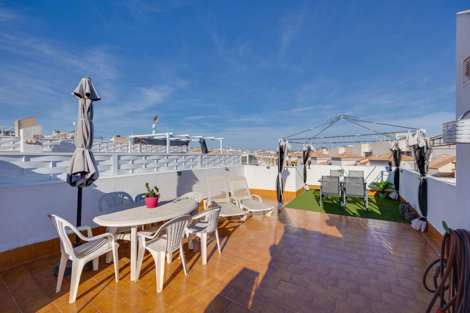 BUNGALOW REFORMADO EN PLANTA ALTA EN DREAM HILLS – ORIENTACIÓN SUR, SOLÁRIUM PRIVADO Y PISCINA COMUNITARIA