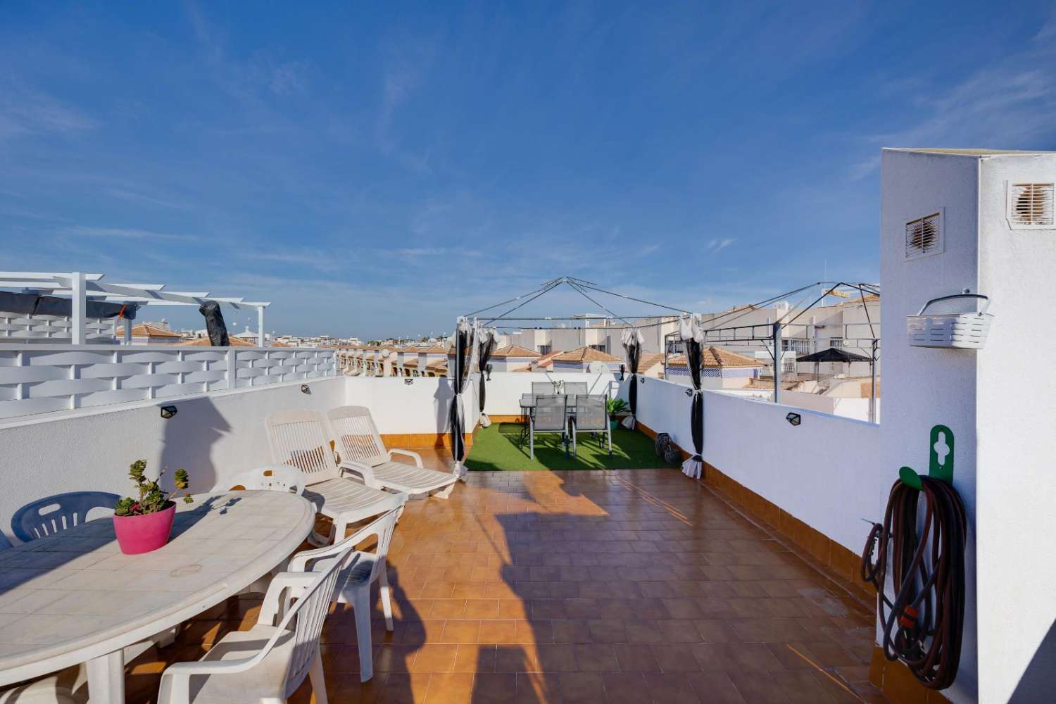 BUNGALOW REFORMADO EN PLANTA ALTA EN DREAM HILLS – ORIENTACIÓN SUR, SOLÁRIUM PRIVADO Y PISCINA COMUNITARIA