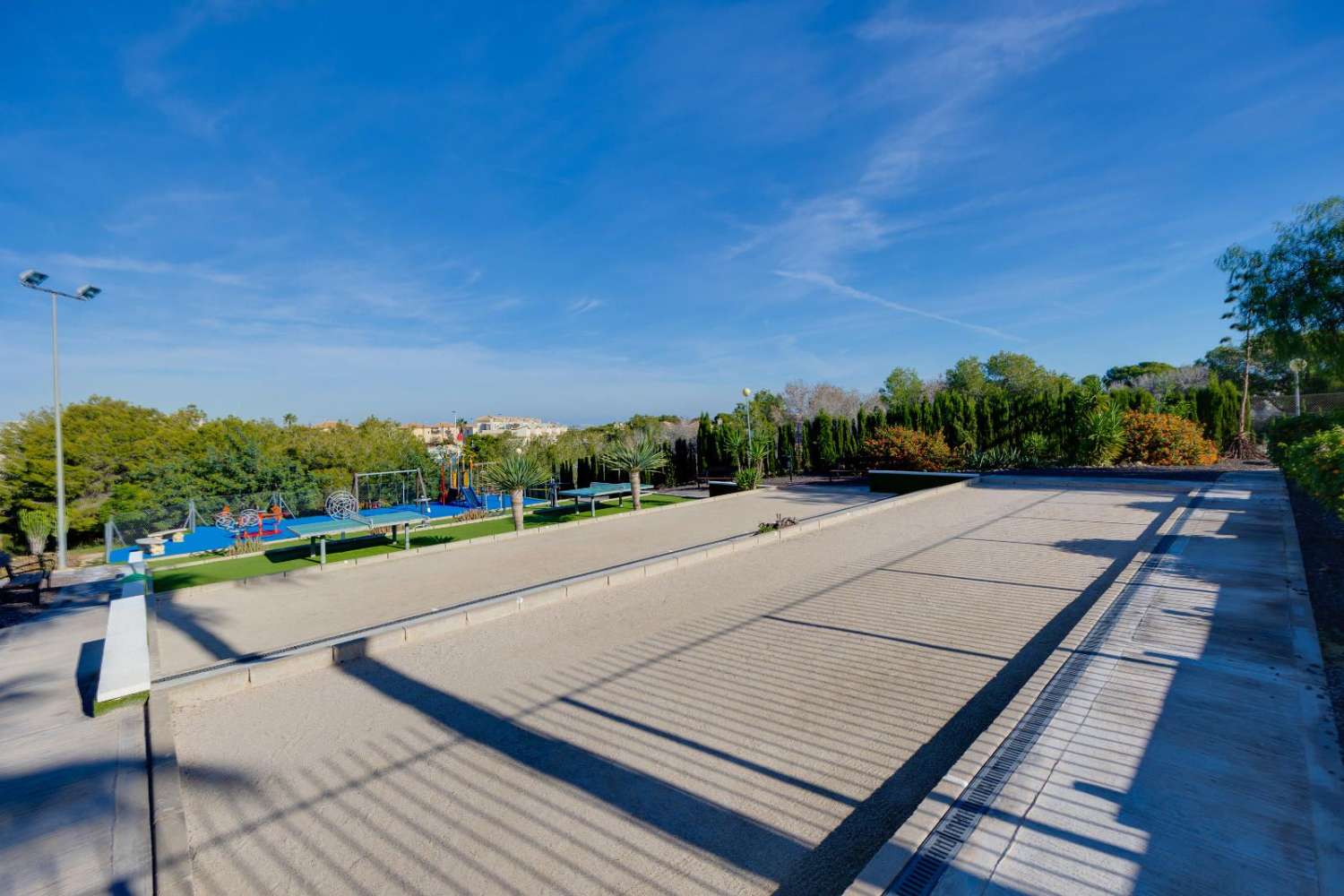 BUNGALOW REFORMADO EN PLANTA ALTA EN DREAM HILLS – ORIENTACIÓN SUR, SOLÁRIUM PRIVADO Y PISCINA COMUNITARIA