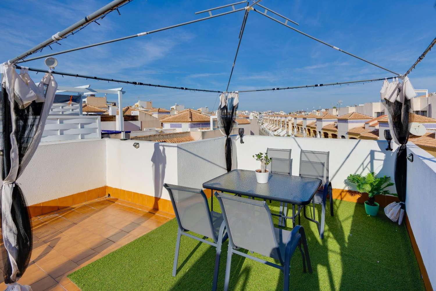 BUNGALOW REFORMADO EN PLANTA ALTA EN DREAM HILLS – ORIENTACIÓN SUR, SOLÁRIUM PRIVADO Y PISCINA COMUNITARIA