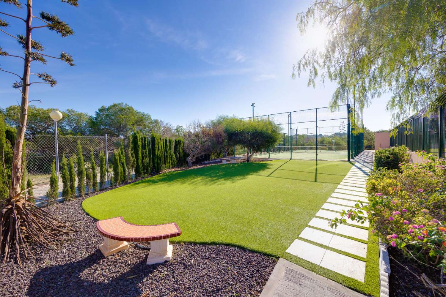 BUNGALOW REFORMADO EN PLANTA ALTA EN DREAM HILLS – ORIENTACIÓN SUR, SOLÁRIUM PRIVADO Y PISCINA COMUNITARIA