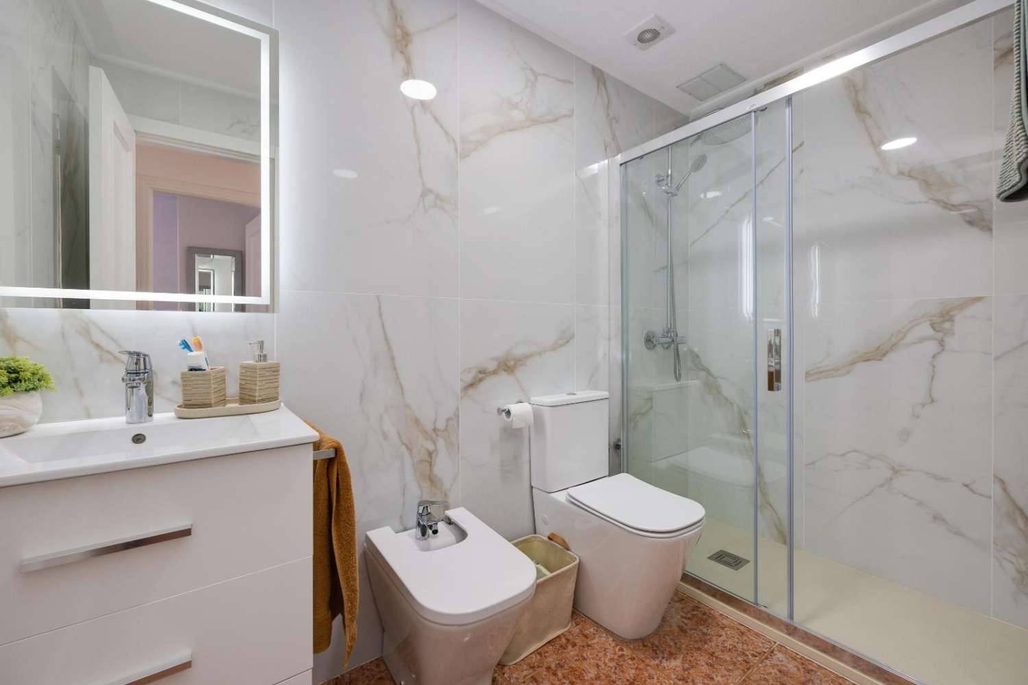 BUNGALOW REFORMADO EN PLANTA ALTA EN DREAM HILLS – ORIENTACIÓN SUR, SOLÁRIUM PRIVADO Y PISCINA COMUNITARIA