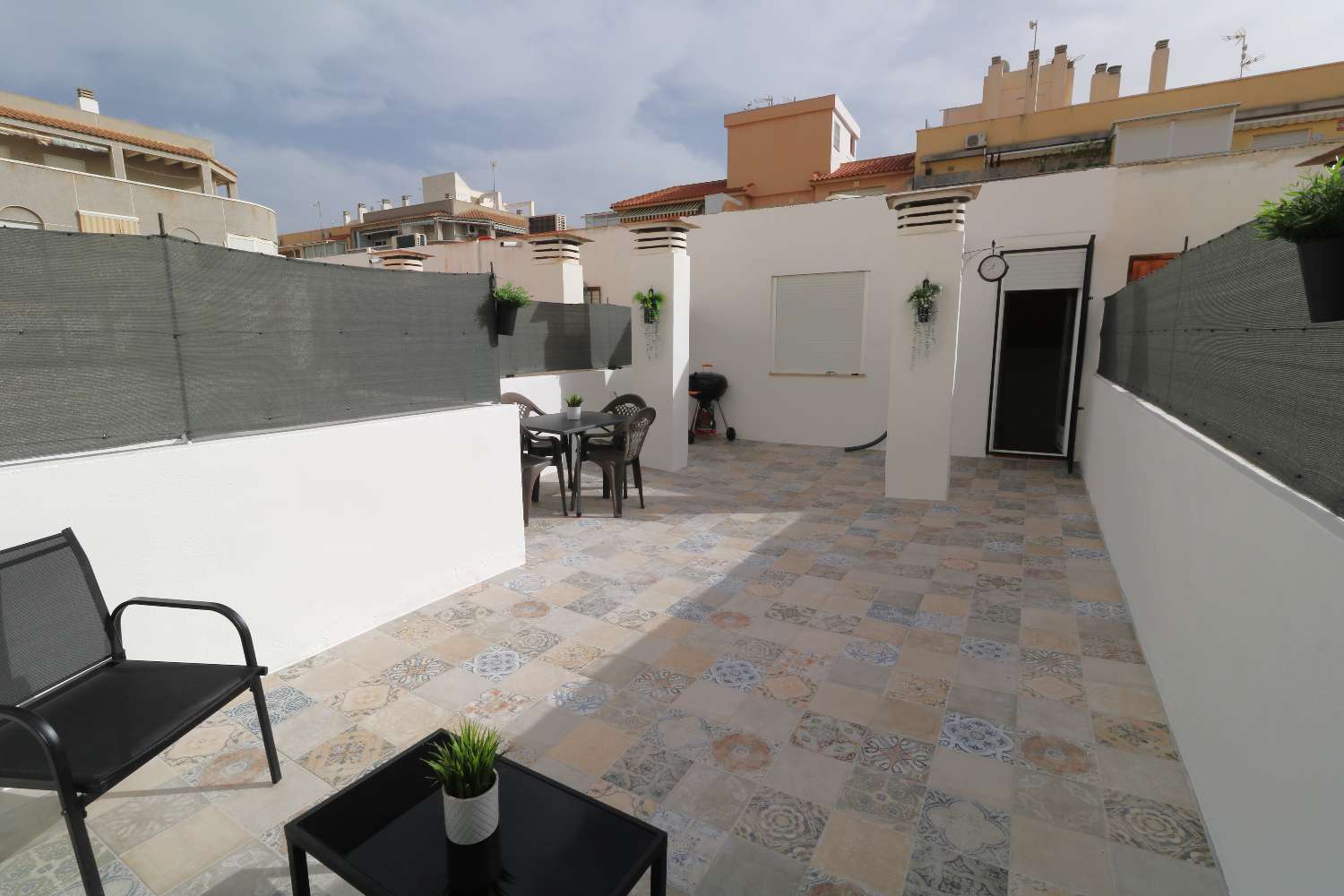 POLOREKONSTRUOVANÝ PENTHOUSE S VELKOU TERASOU 150 METRŮ OD PLÁŽE – ACEQUIÓN, TORREVIEJA
