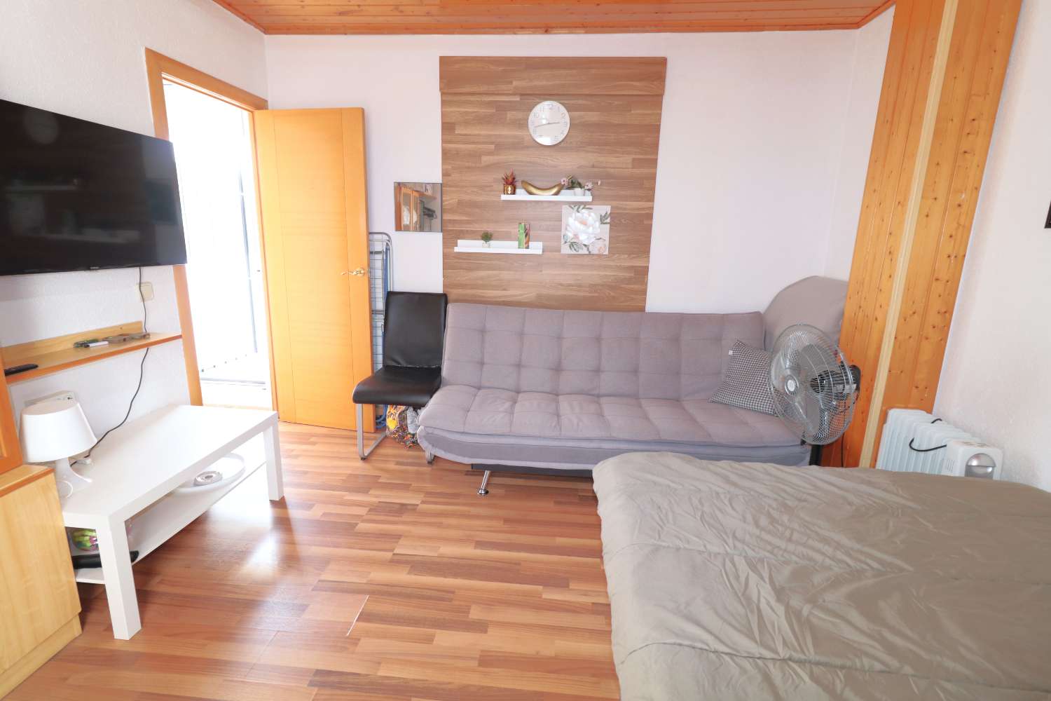 POLOREKONSTRUOVANÝ PENTHOUSE S VELKOU TERASOU 150 METRŮ OD PLÁŽE – ACEQUIÓN, TORREVIEJA