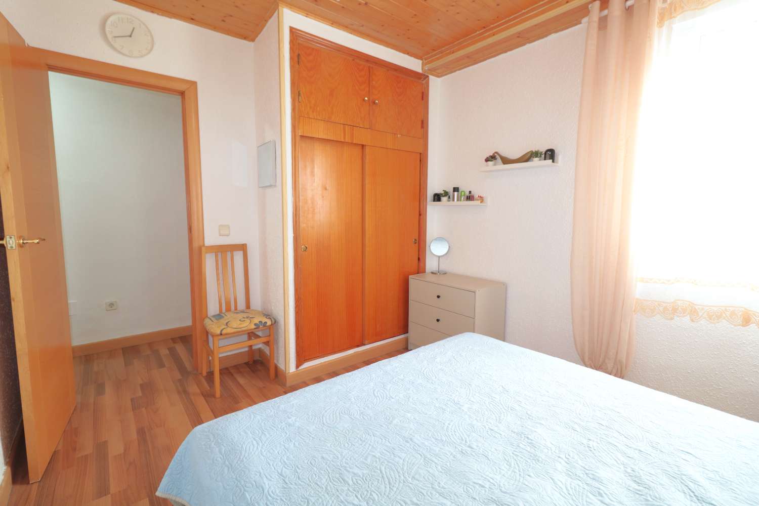 POLOREKONSTRUOVANÝ PENTHOUSE S VELKOU TERASOU 150 METRŮ OD PLÁŽE – ACEQUIÓN, TORREVIEJA