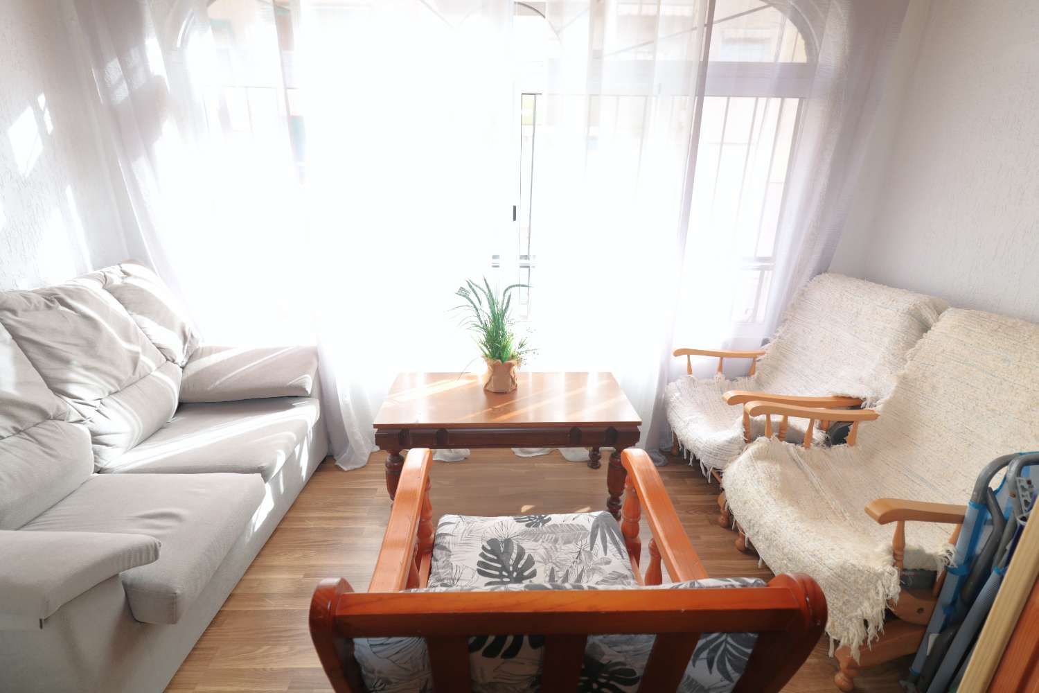 POLOREKONSTRUOVANÝ PENTHOUSE S VELKOU TERASOU 150 METRŮ OD PLÁŽE – ACEQUIÓN, TORREVIEJA