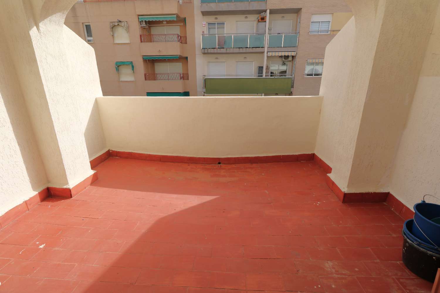 POLOREKONSTRUOVANÝ PENTHOUSE S VELKOU TERASOU 150 METRŮ OD PLÁŽE – ACEQUIÓN, TORREVIEJA